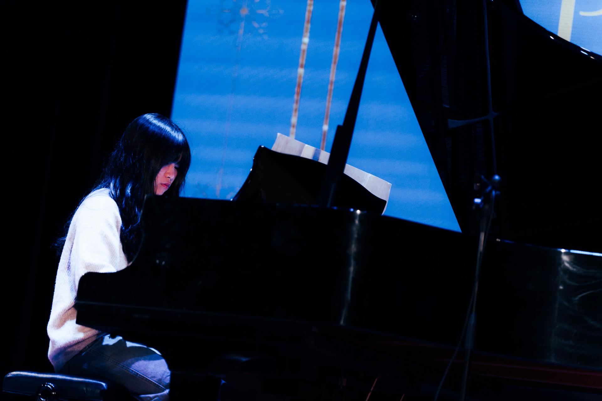 25-26 Christmas Show10 25-26 Christmas Show-10