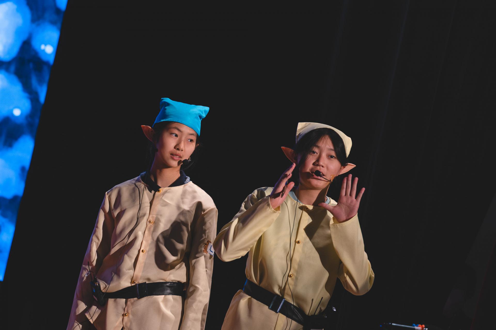 25-26 Christmas Show41 25-26 Christmas Show-41