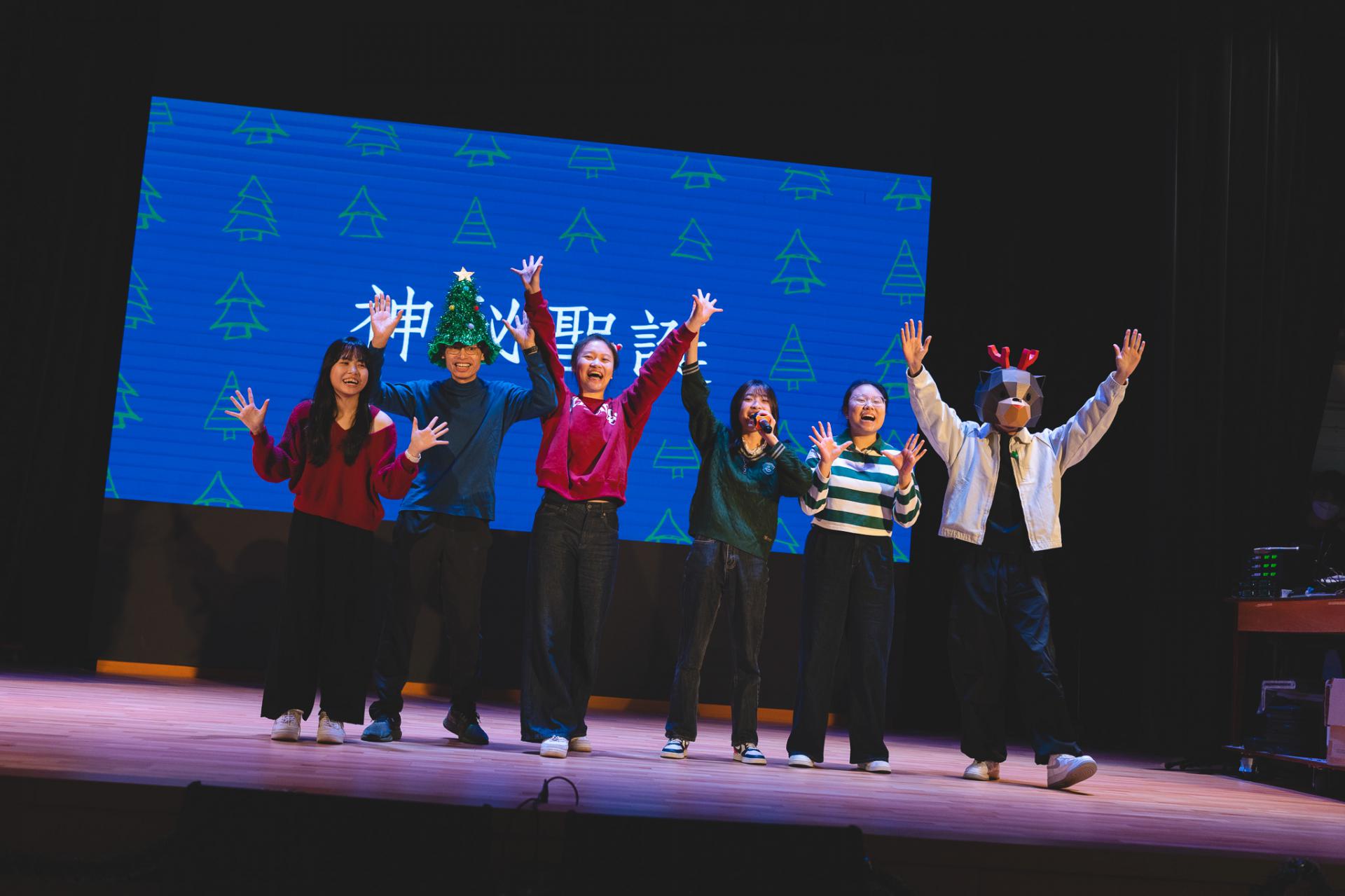 25-26 Christmas Show85 25-26 Christmas Show-85