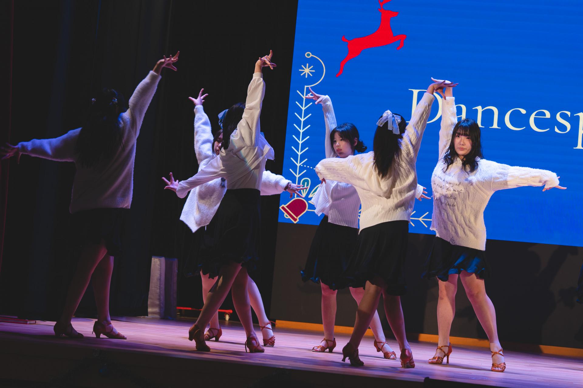 25-26 Christmas Show47 25-26 Christmas Show-47