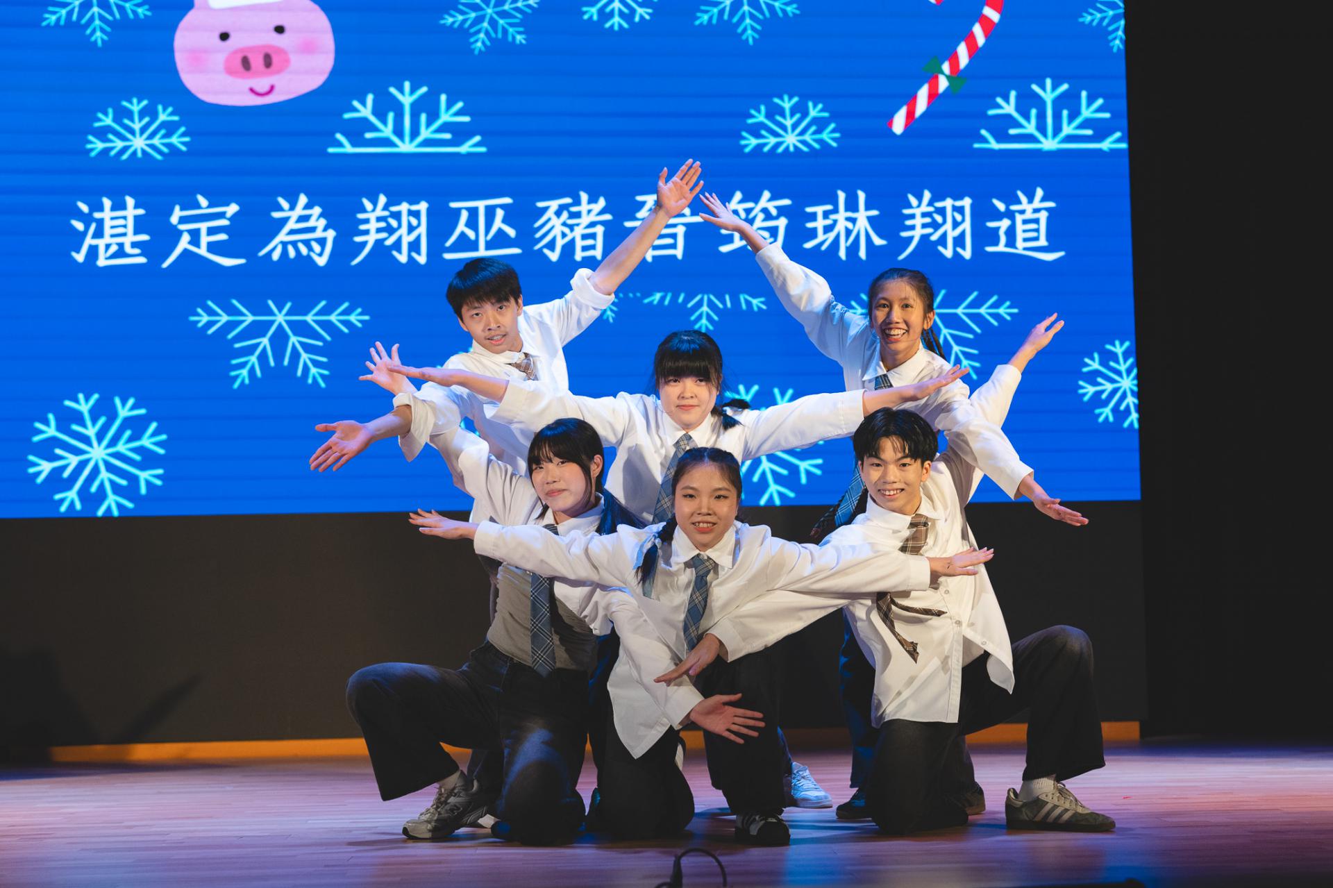 25-26 Christmas Show96 25-26 Christmas Show-96