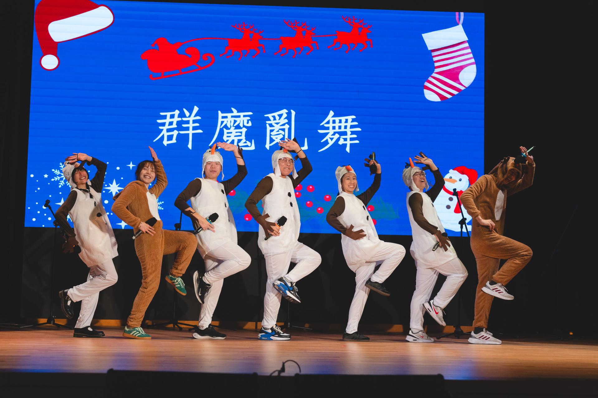 25-26 Christmas Show72 25-26 Christmas Show-72