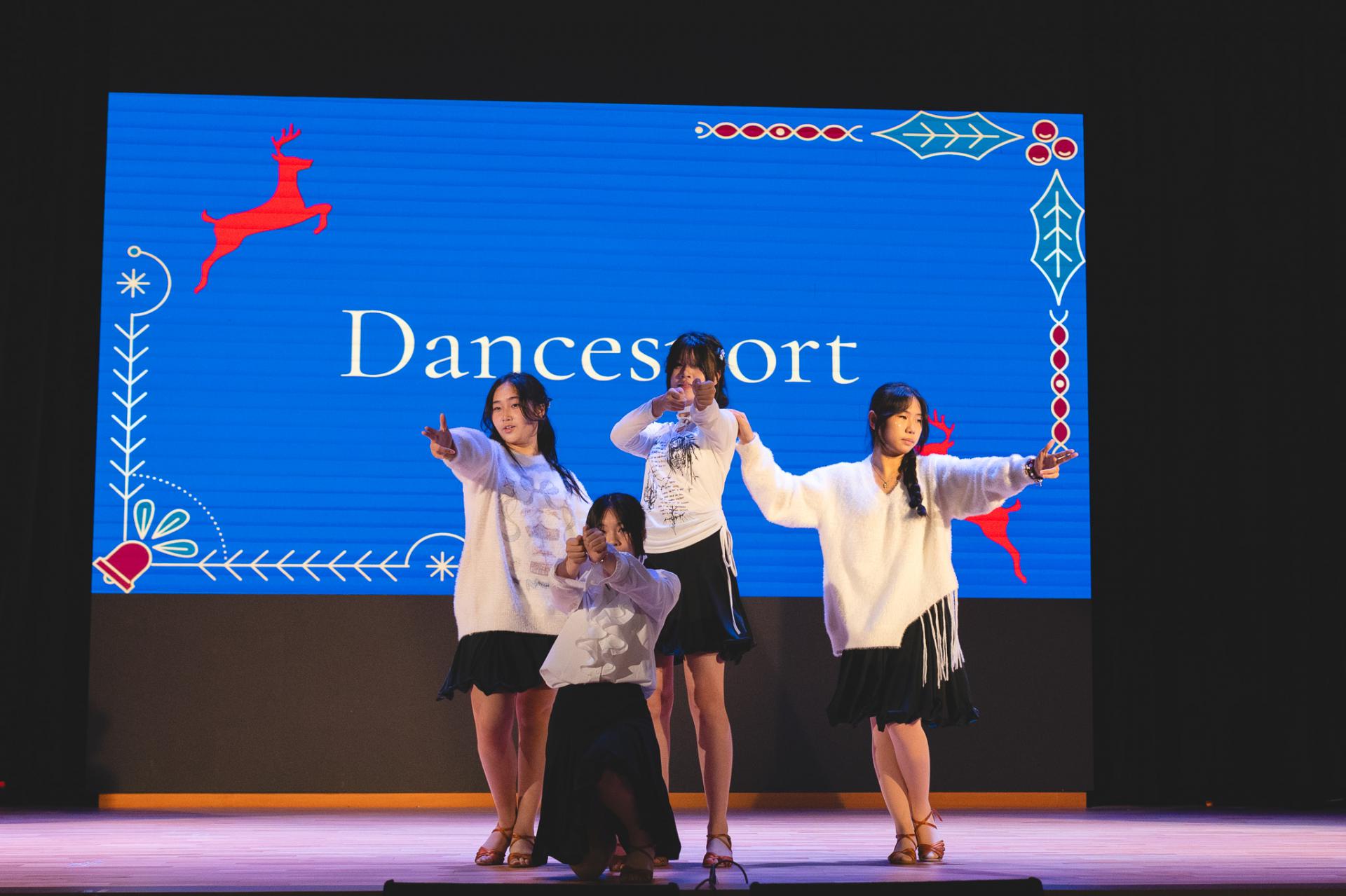 25-26 Christmas Show69 25-26 Christmas Show-69