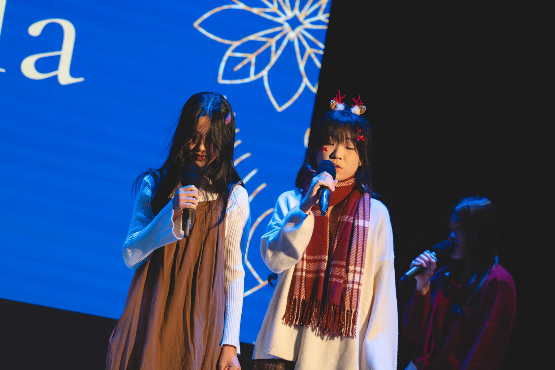 25-26 Christmas Show27 25-26 Christmas Show-27