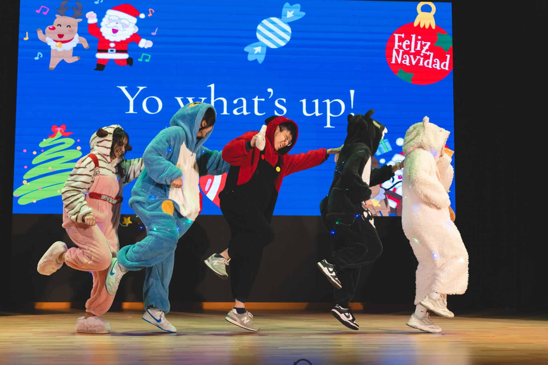 25-26 Christmas Show114 25-26 Christmas Show-114