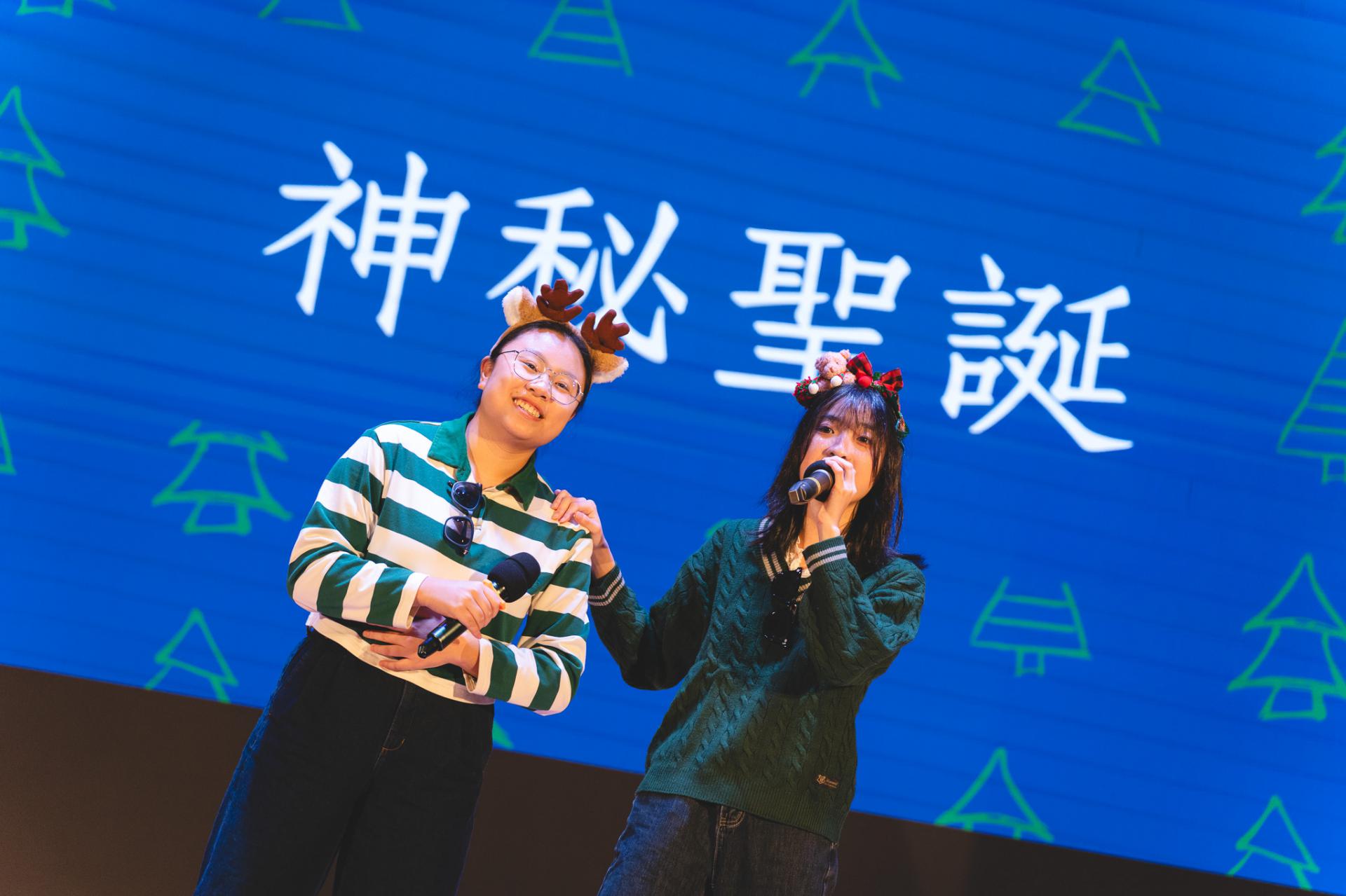 25-26 Christmas Show75 25-26 Christmas Show-75