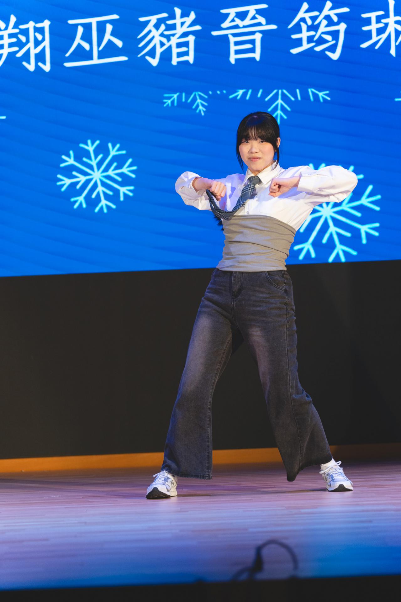 25-26 Christmas Show88 25-26 Christmas Show-88