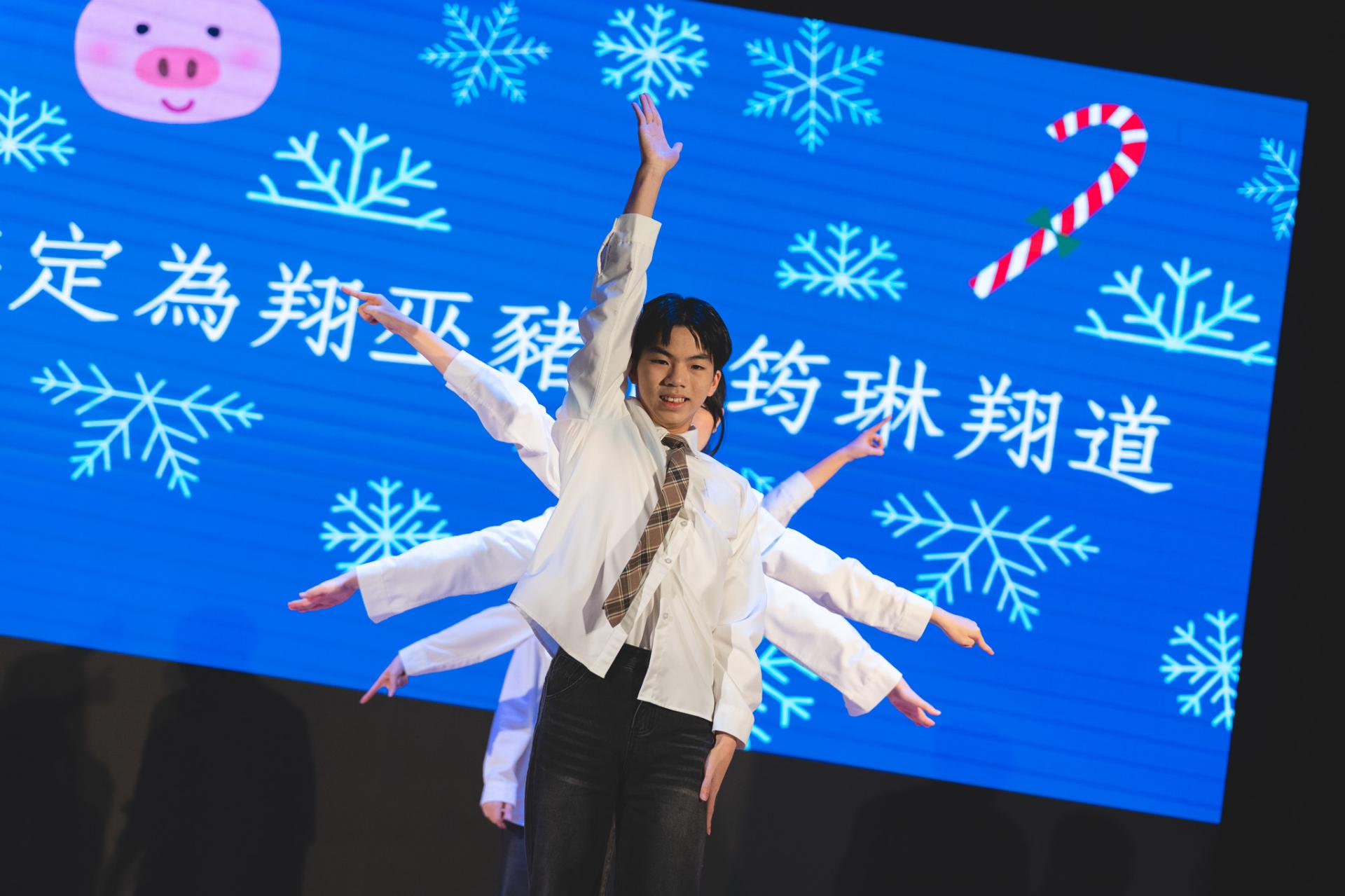 25-26 Christmas Show91 25-26 Christmas Show-91