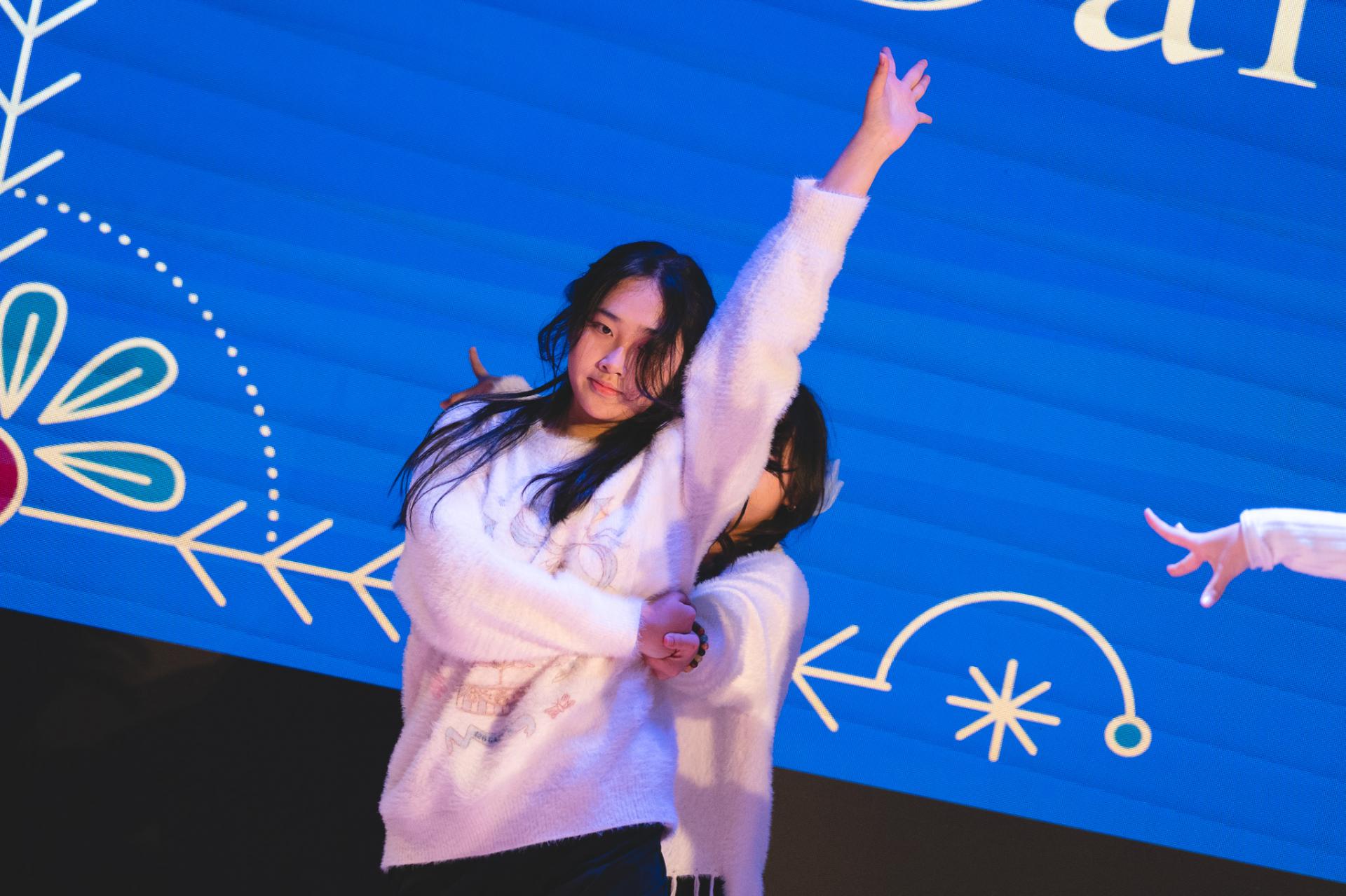 25-26 Christmas Show64 25-26 Christmas Show-64