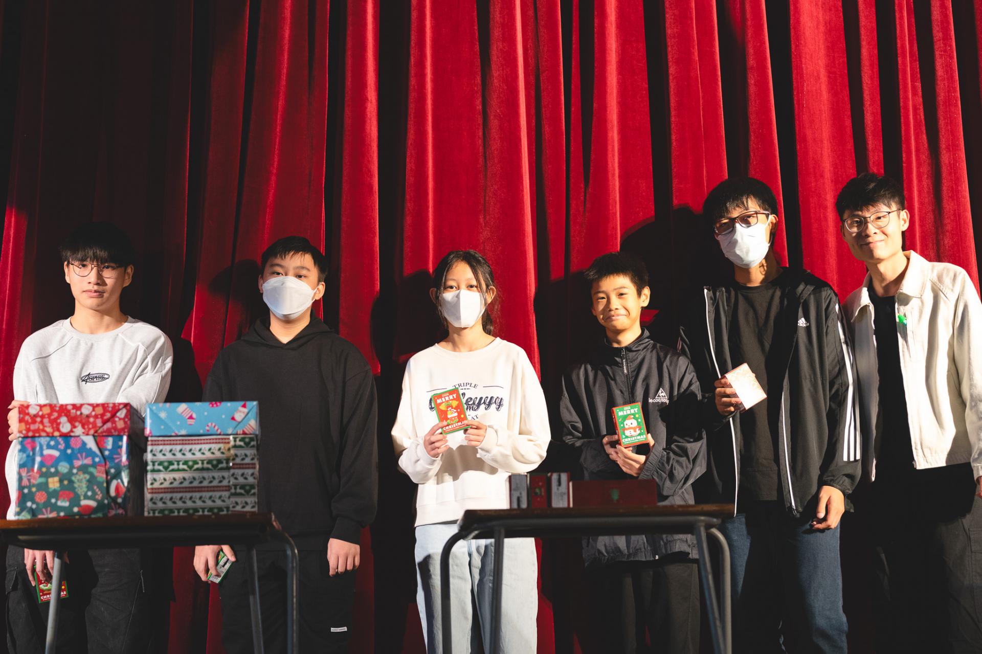 25-26 Christmas Show32 25-26 Christmas Show-32