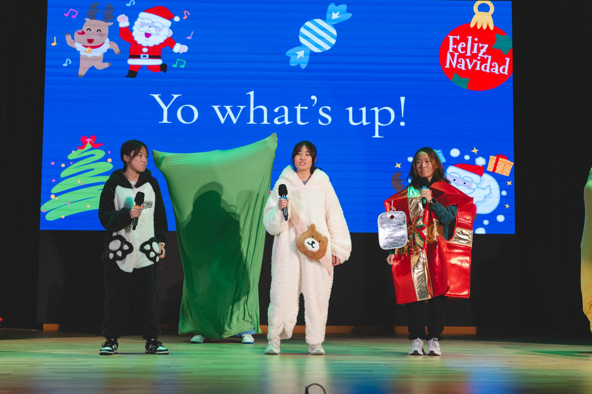 25-26 Christmas Show97 25-26 Christmas Show-97