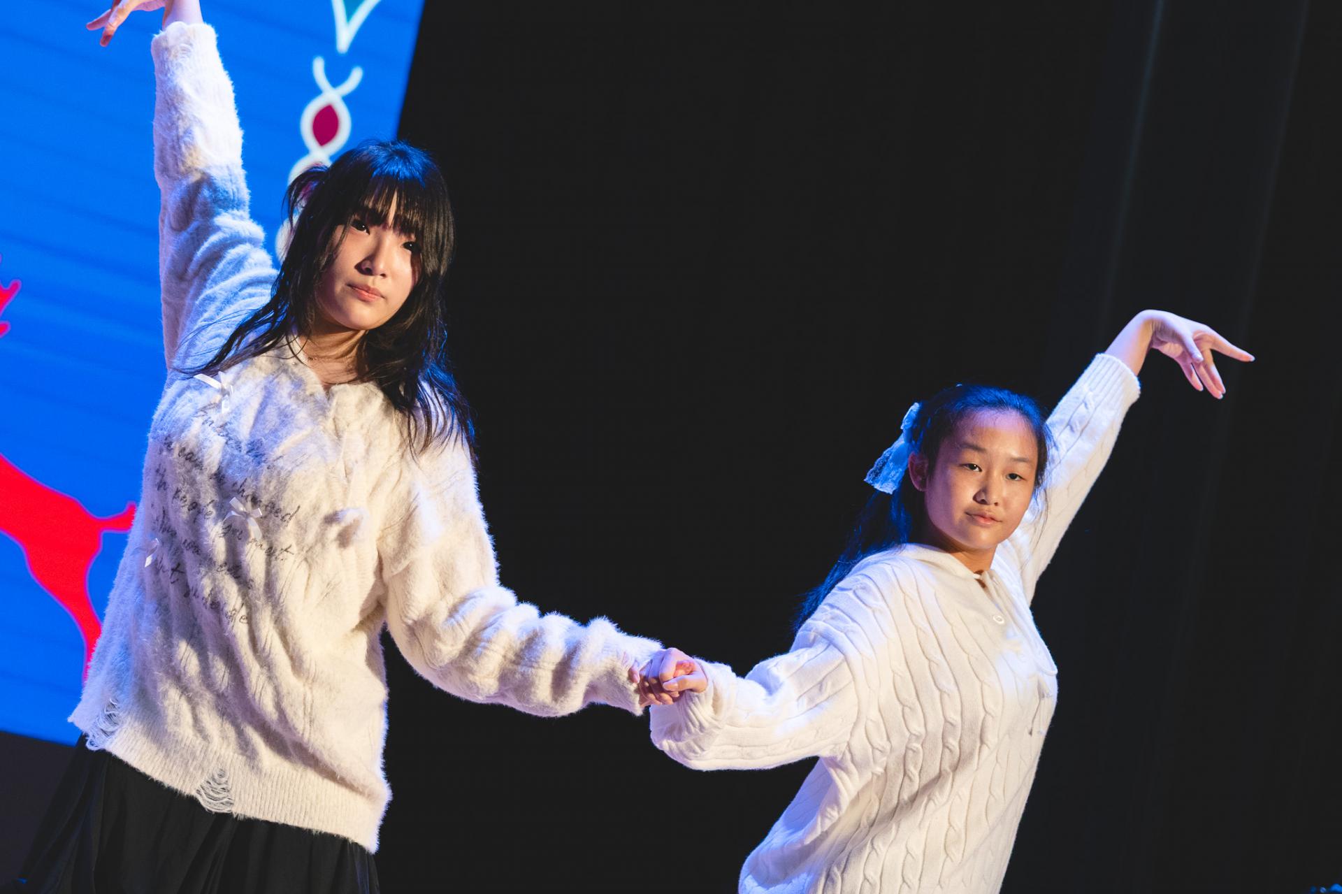 25-26 Christmas Show66 25-26 Christmas Show-66