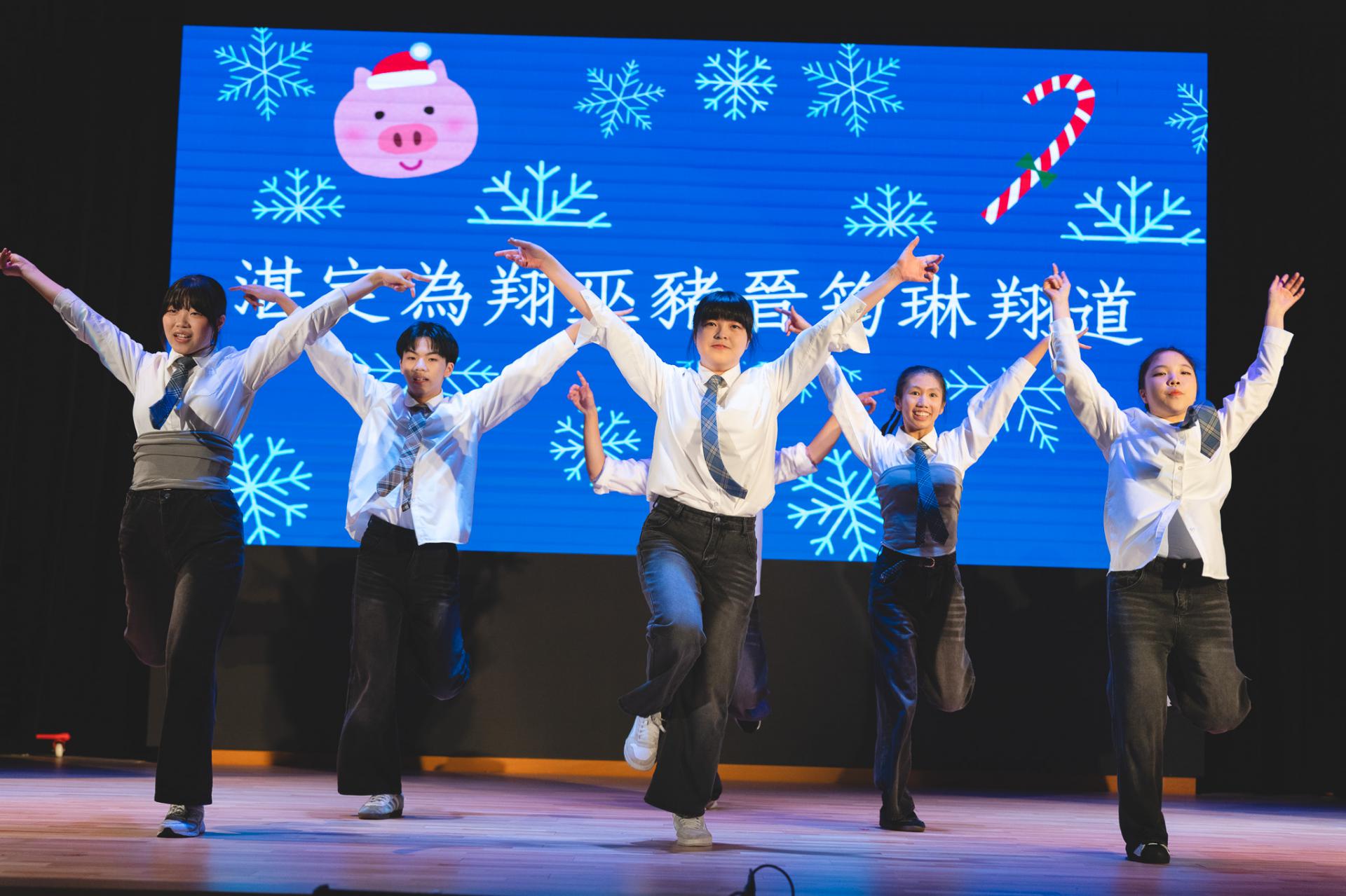 25-26 Christmas Show89 25-26 Christmas Show-89