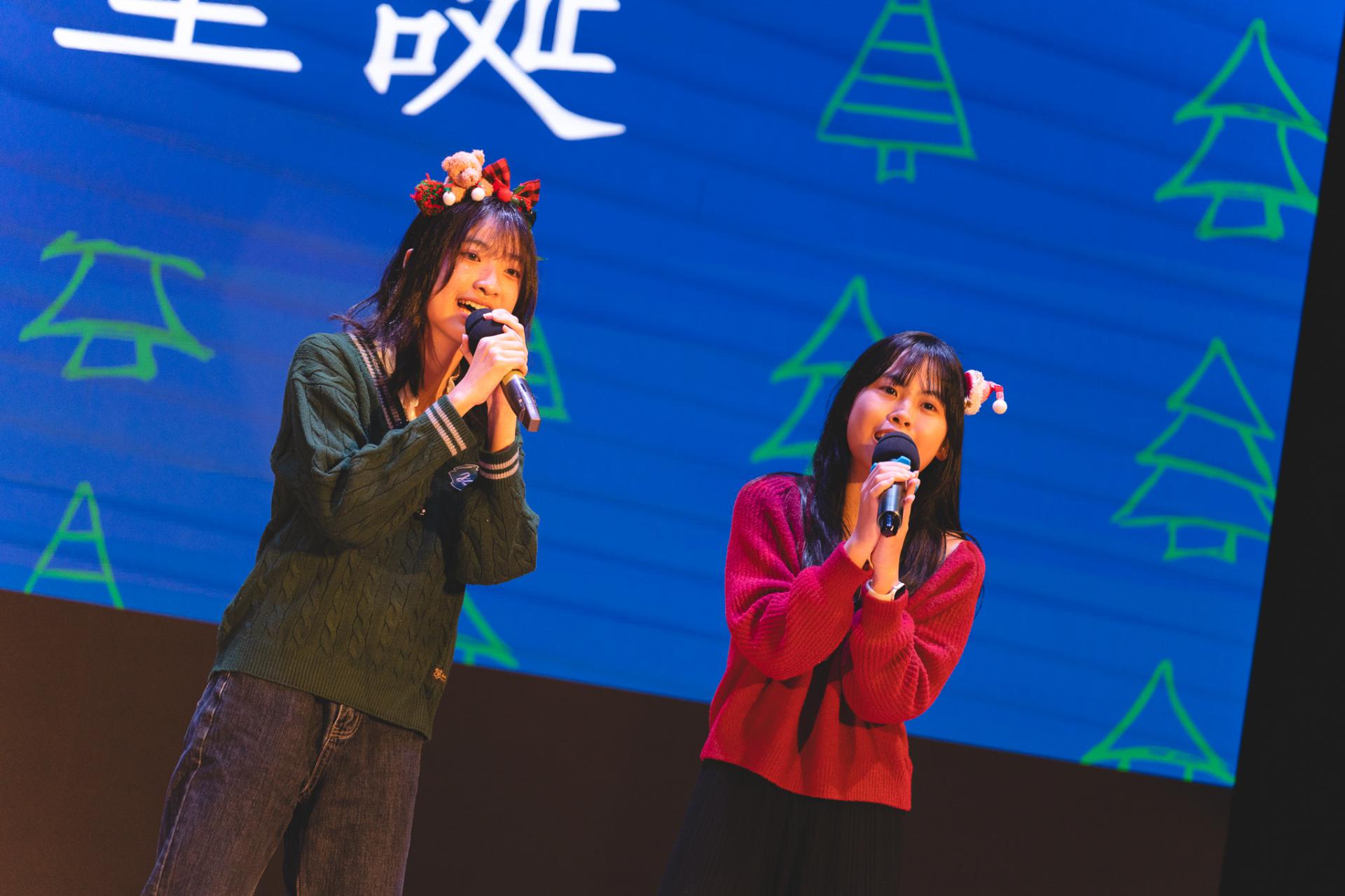 25-26 Christmas Show79 25-26 Christmas Show-79