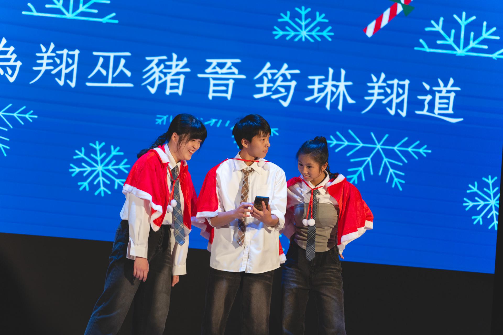 25-26 Christmas Show82 25-26 Christmas Show-82