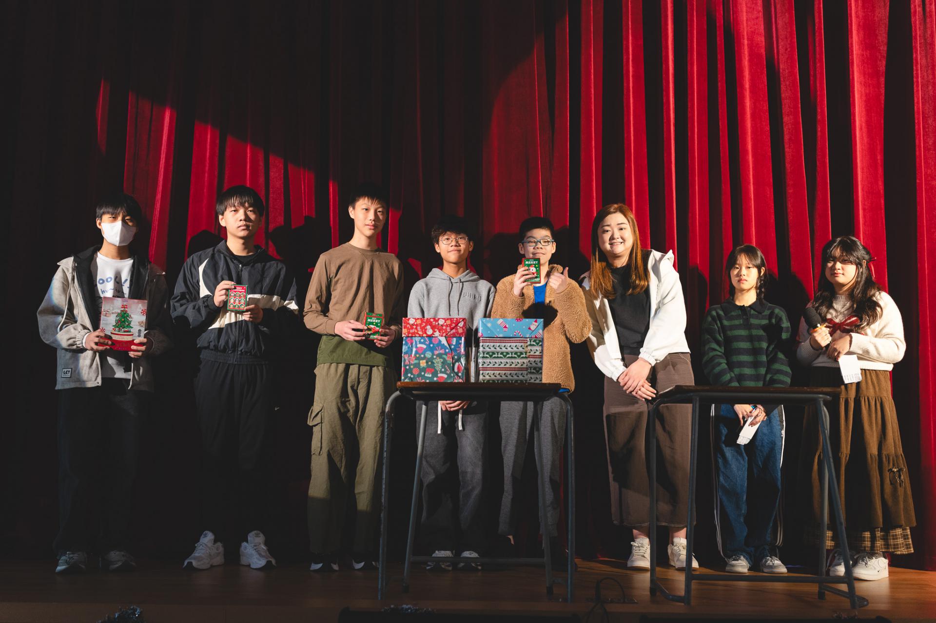 25-26 Christmas Show28 25-26 Christmas Show-28