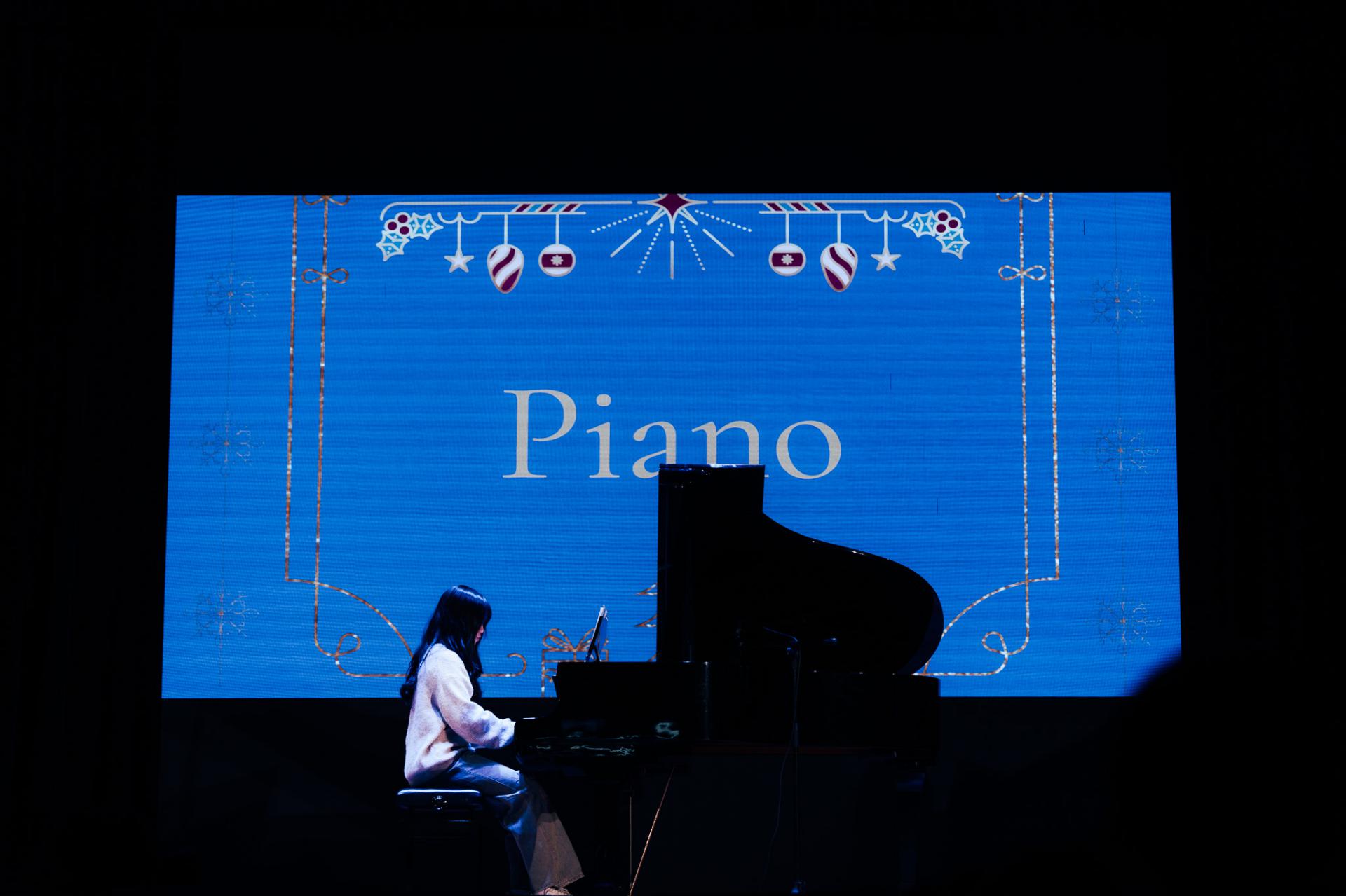 25-26 Christmas Show5 25-26 Christmas Show-5