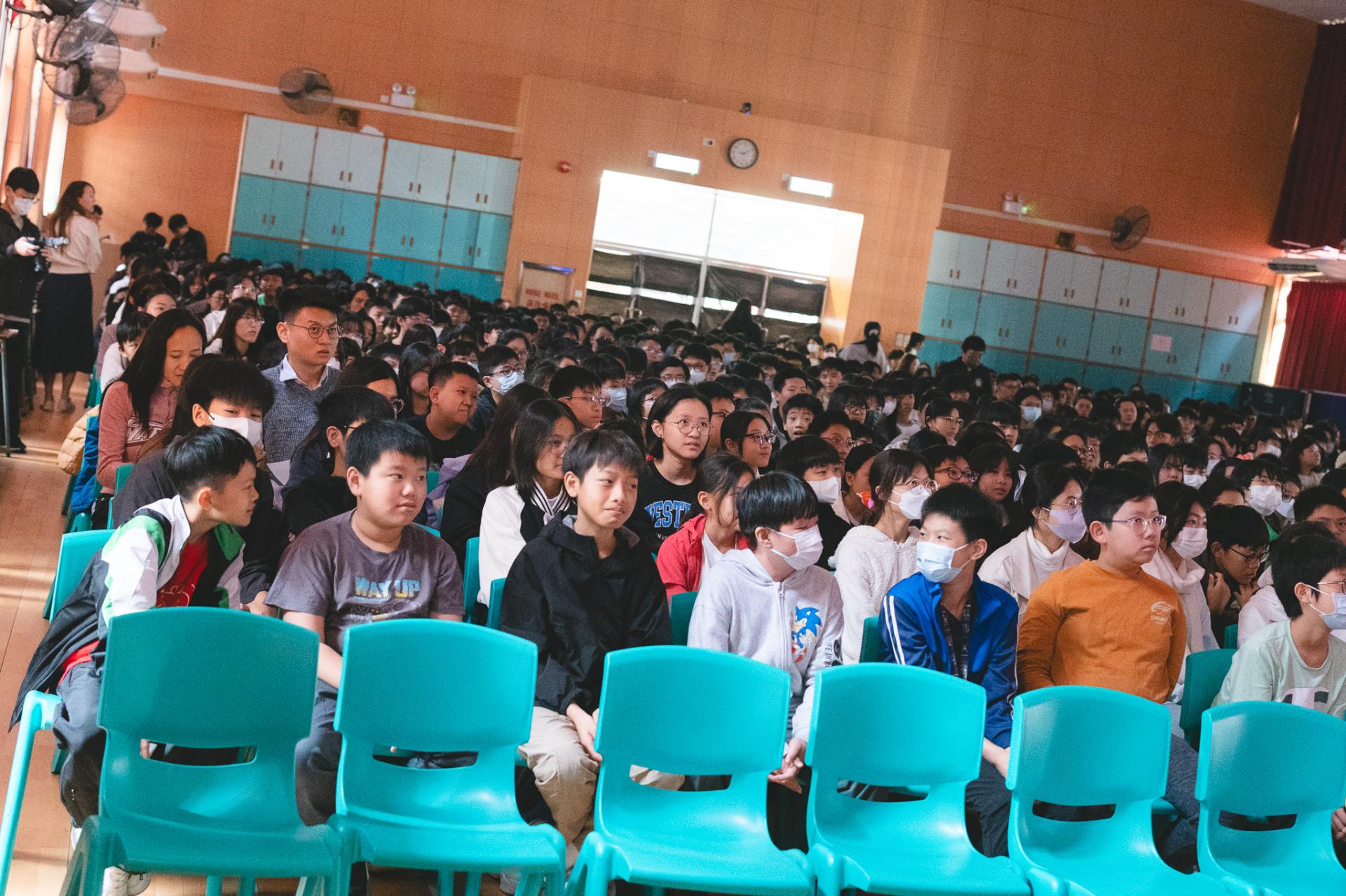 25-26 Christmas Show3 25-26 Christmas Show-3