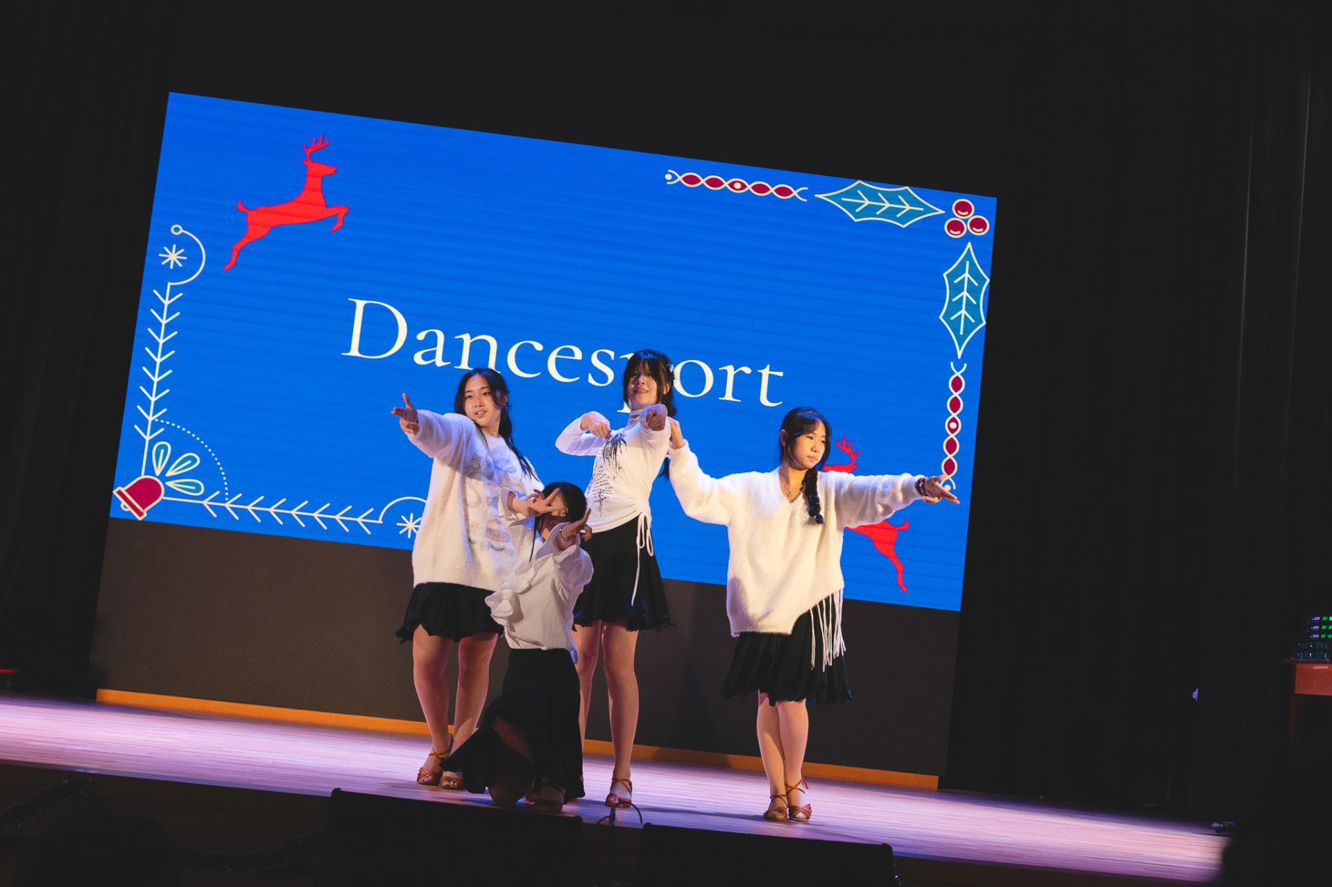 25-26 Christmas Show65 25-26 Christmas Show-65