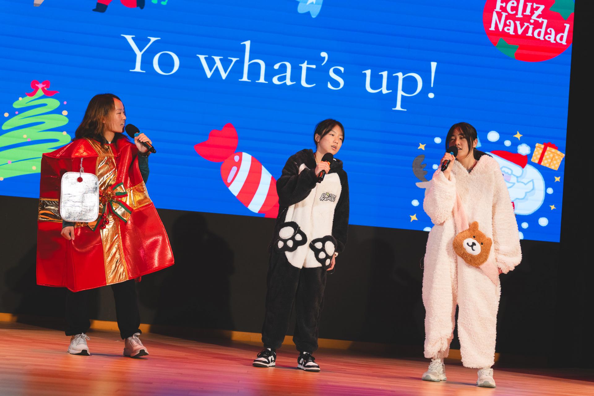 25-26 Christmas Show104 25-26 Christmas Show-104