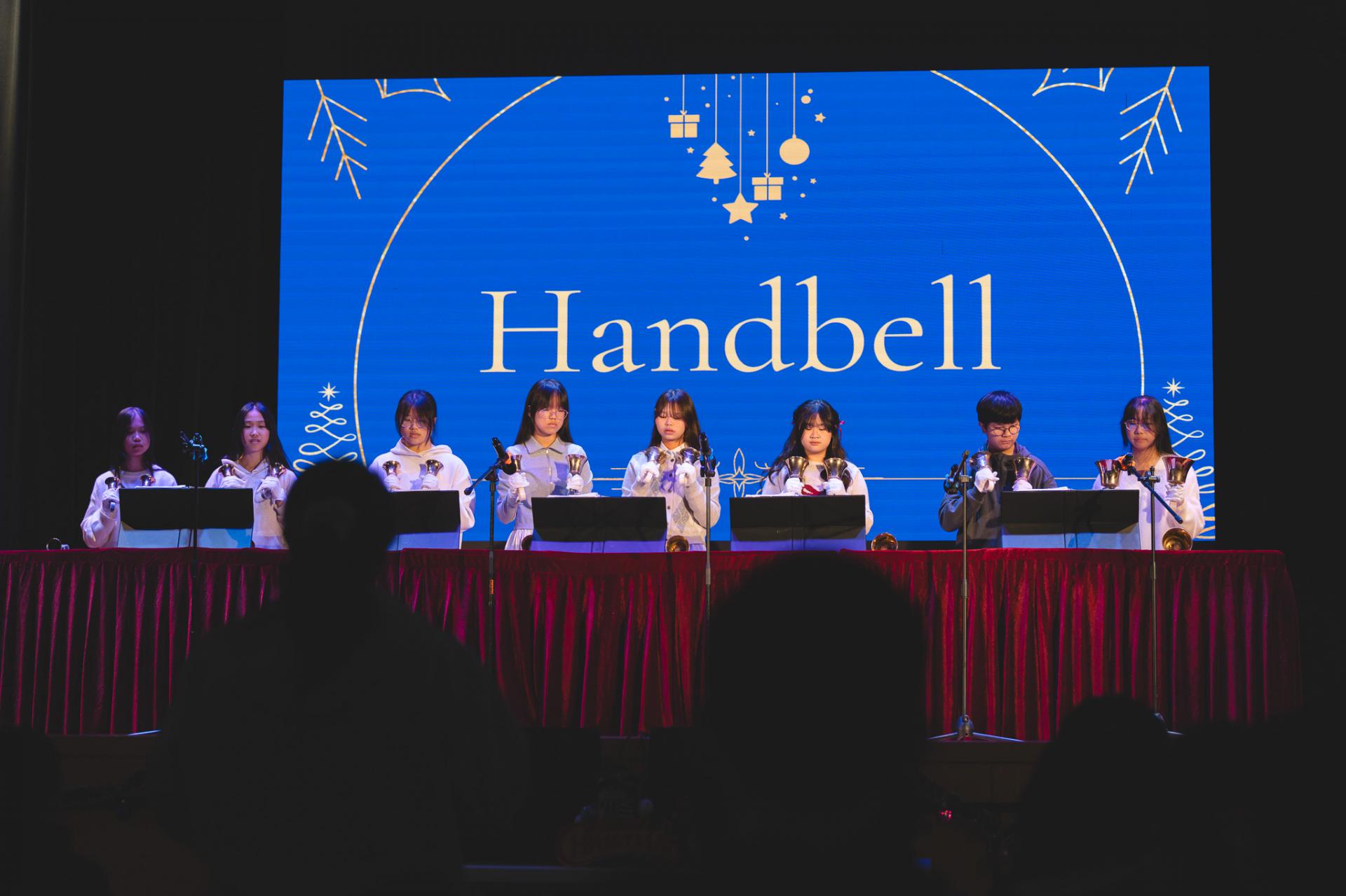 25-26 Christmas Show2 25-26 Christmas Show-2