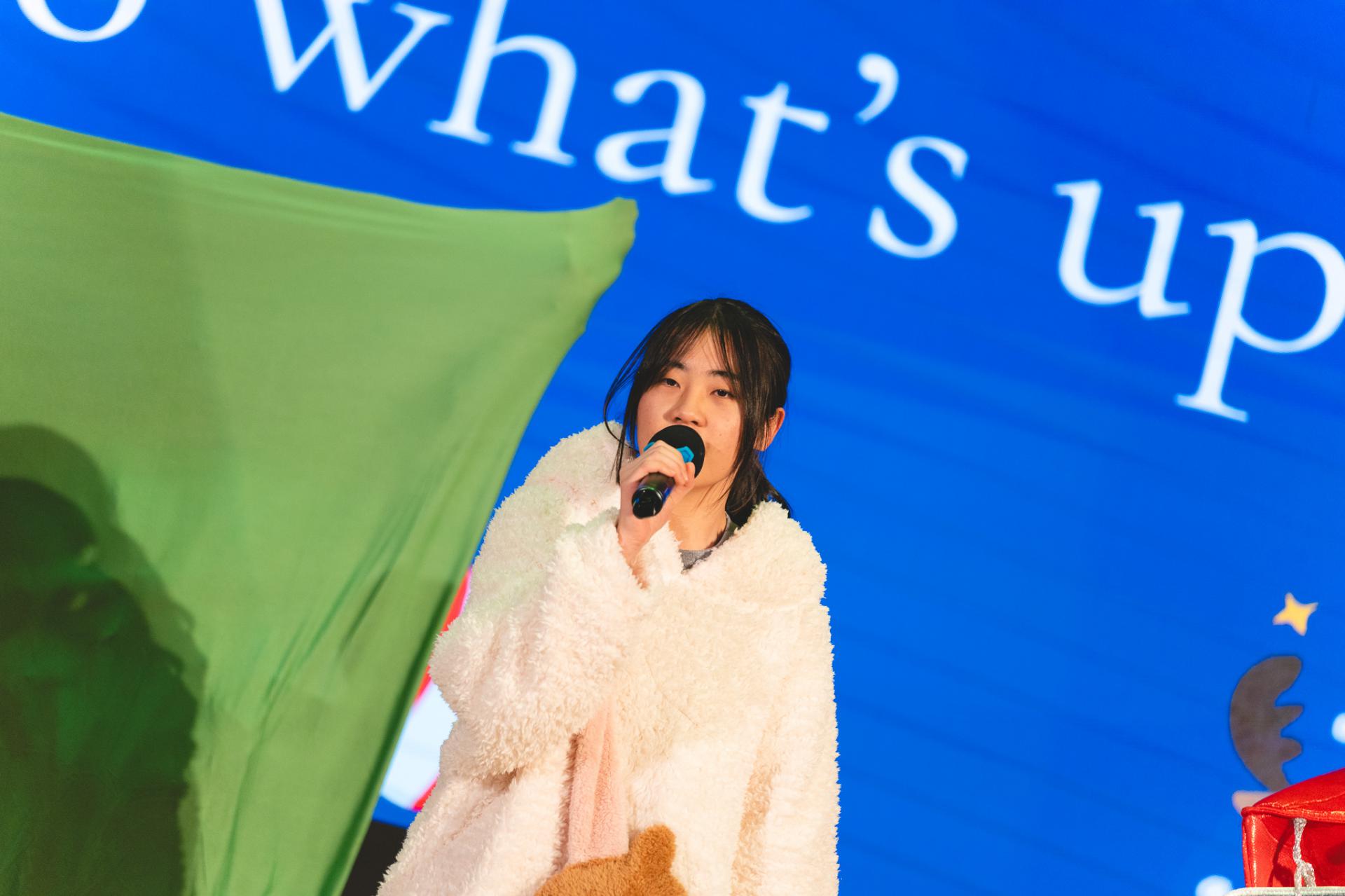 25-26 Christmas Show100 25-26 Christmas Show-100