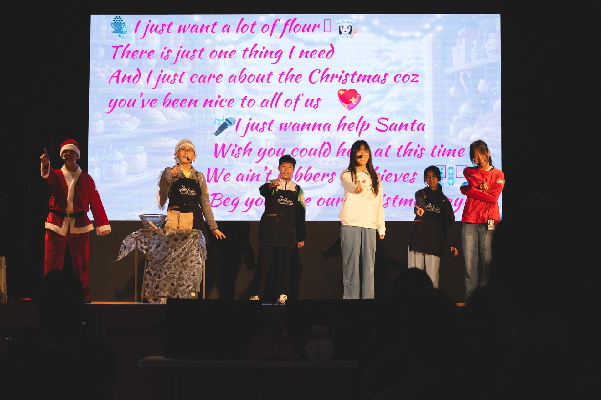 25-26 Christmas Show35 25-26 Christmas Show-35