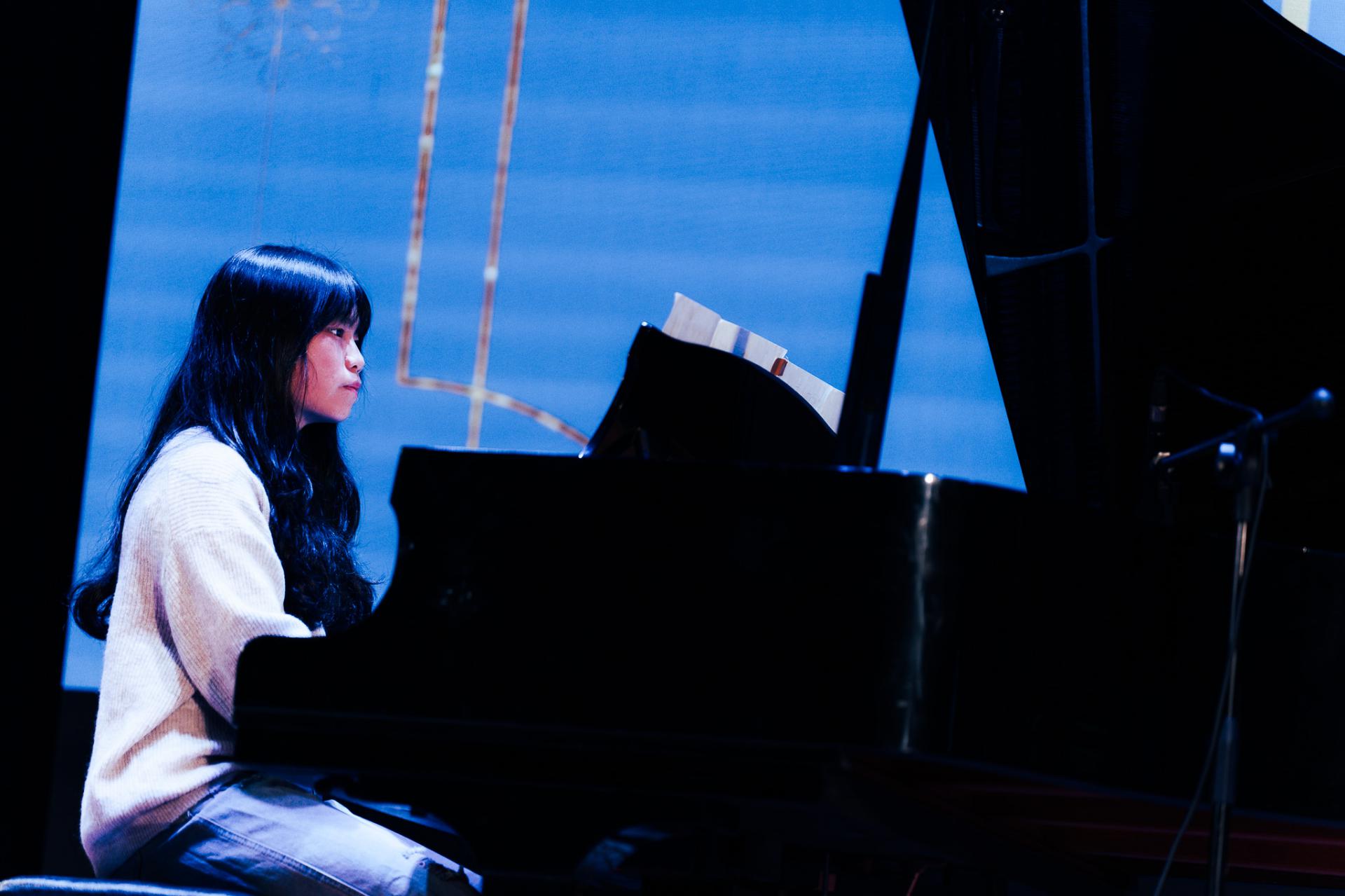 25-26 Christmas Show12 25-26 Christmas Show-12