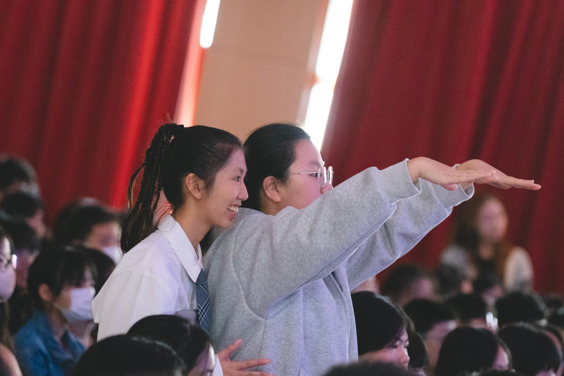 25-26 Christmas Show9 25-26 Christmas Show-9