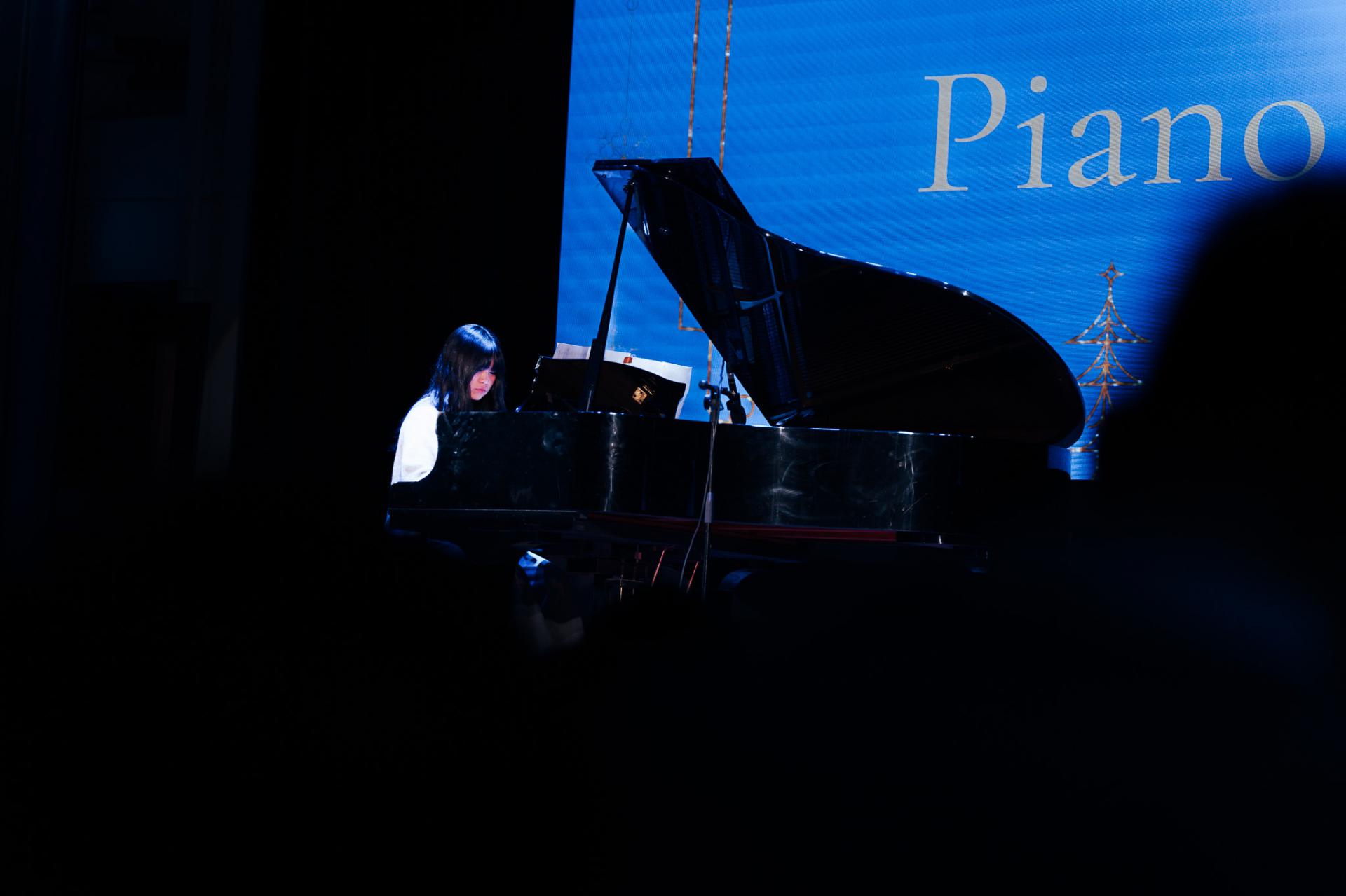 25-26 Christmas Show11 25-26 Christmas Show-11