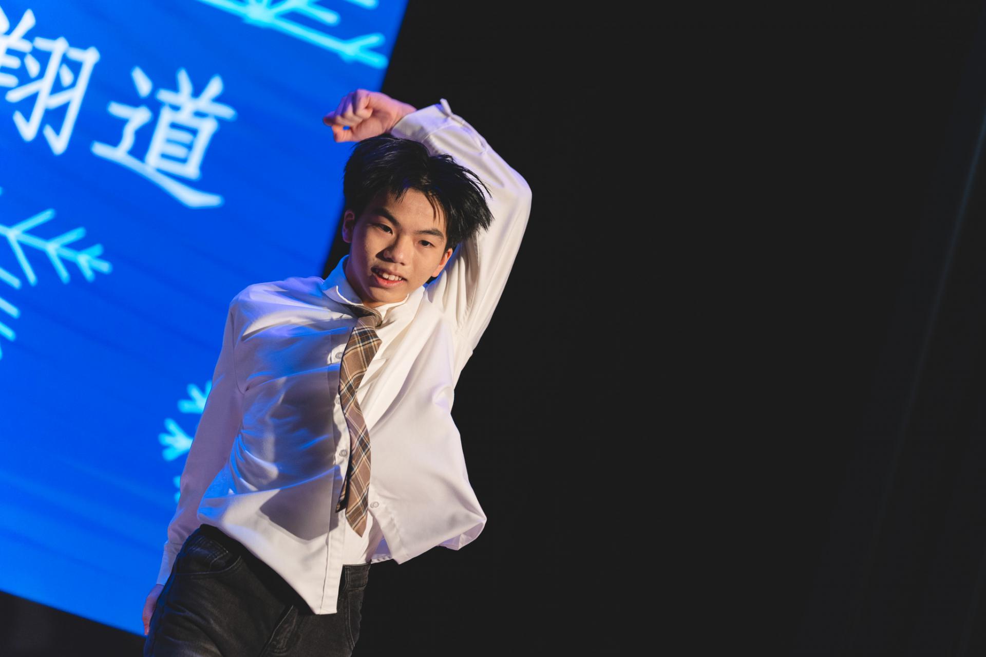 25-26 Christmas Show90 25-26 Christmas Show-90