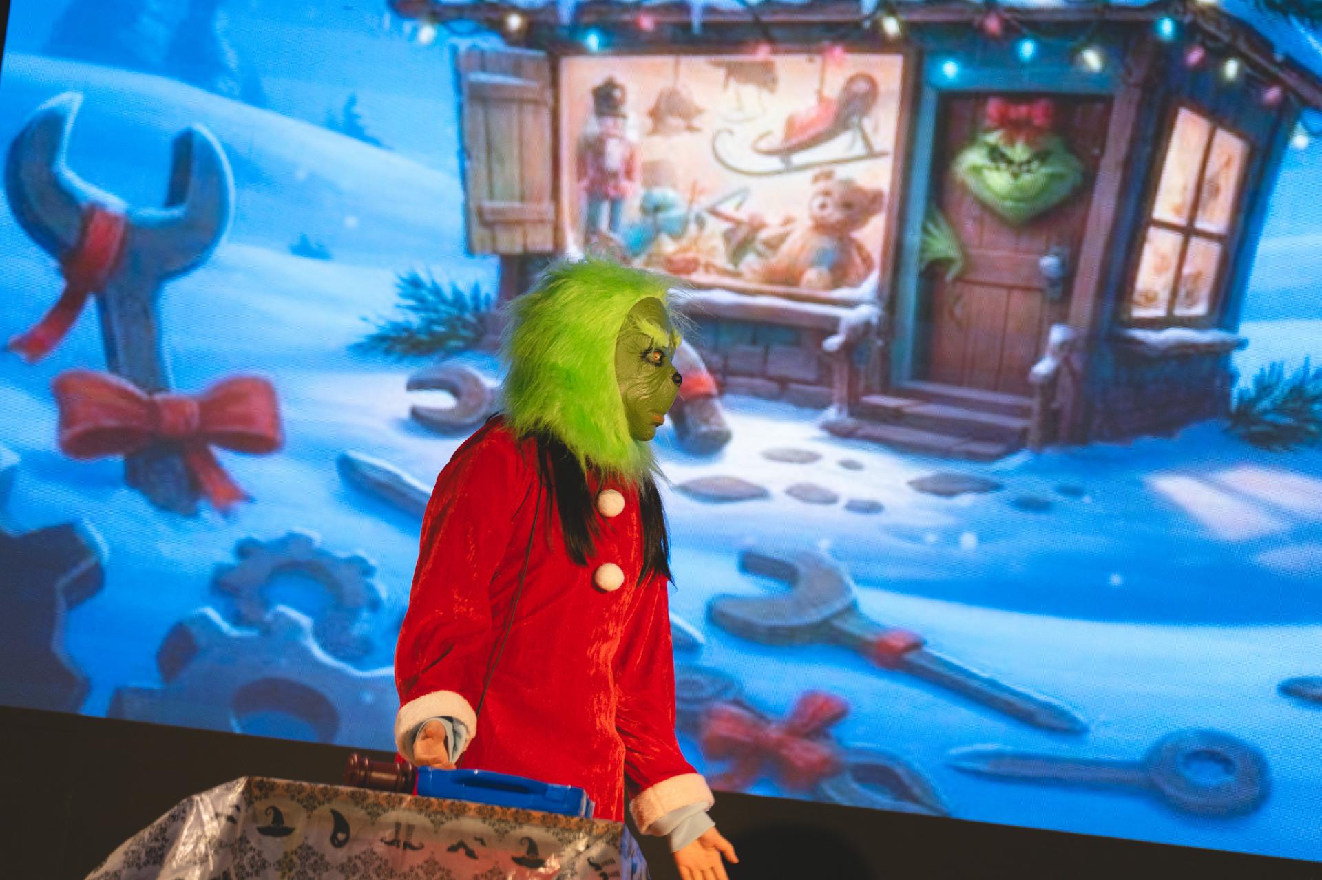 25-26 Christmas Show40 25-26 Christmas Show-40