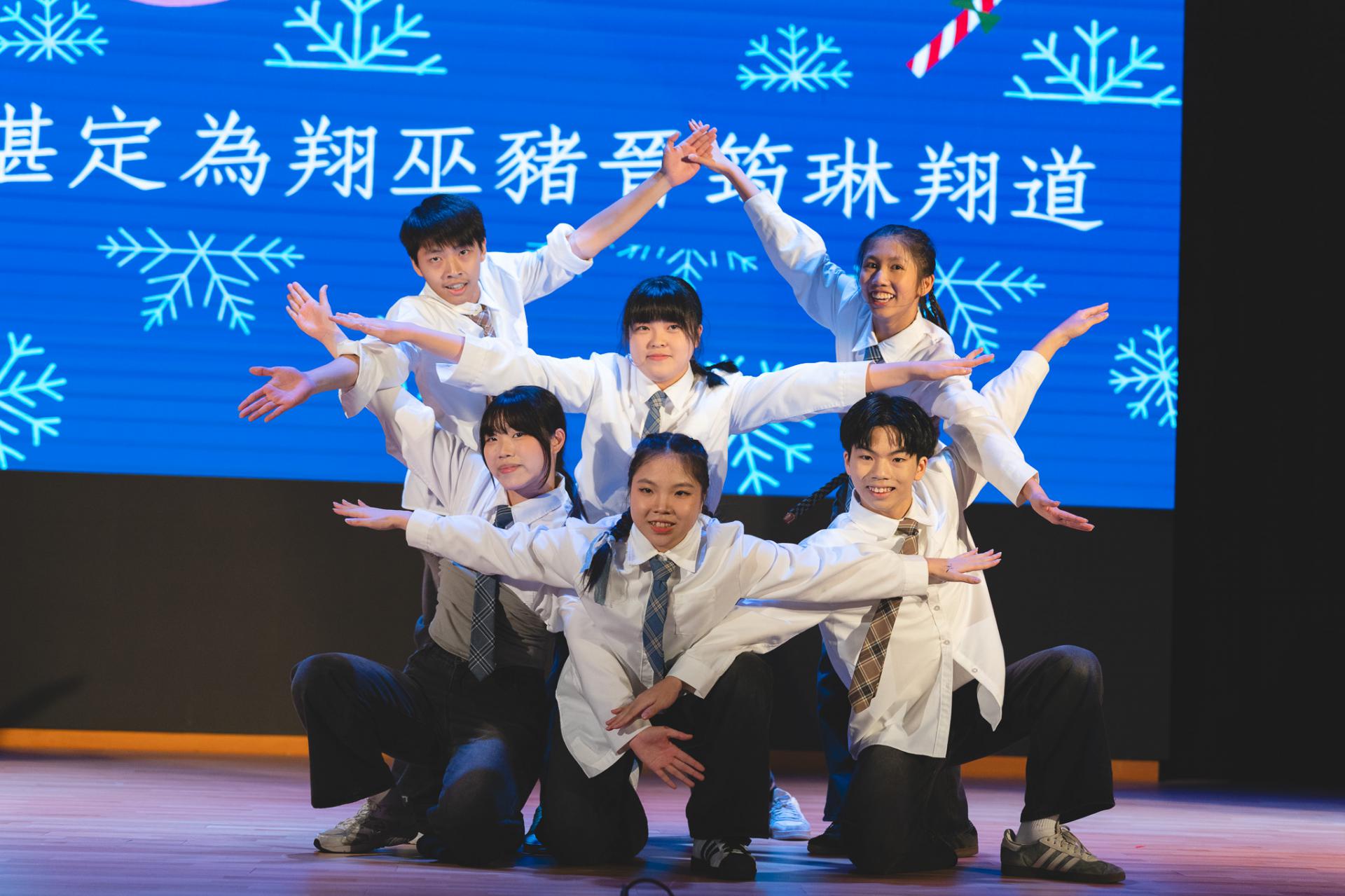 25-26 Christmas Show92 25-26 Christmas Show-92