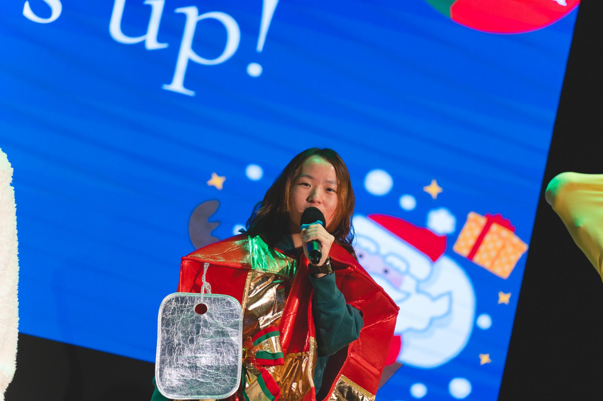 25-26 Christmas Show105 25-26 Christmas Show-105