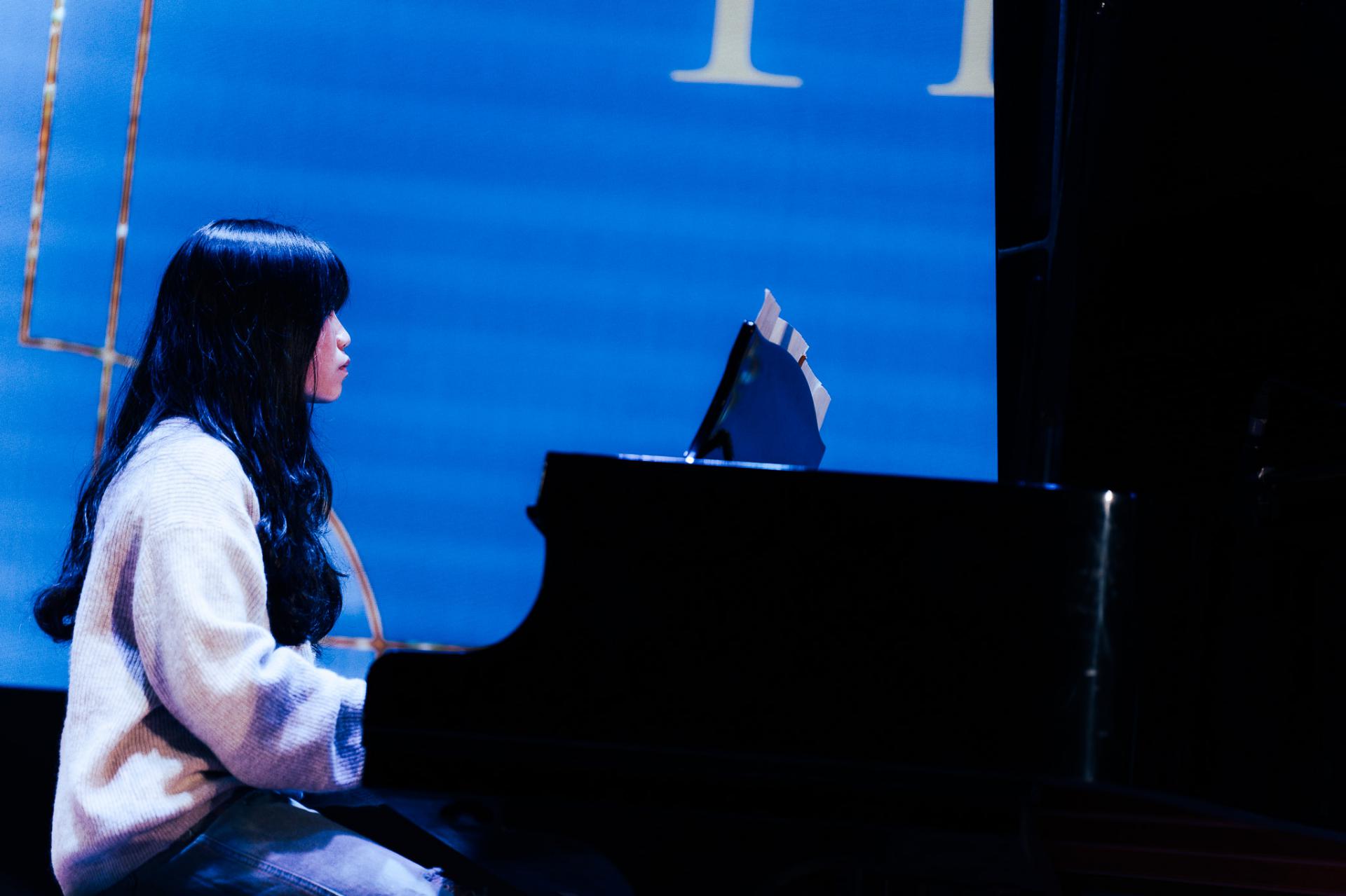 25-26 Christmas Show6 25-26 Christmas Show-6