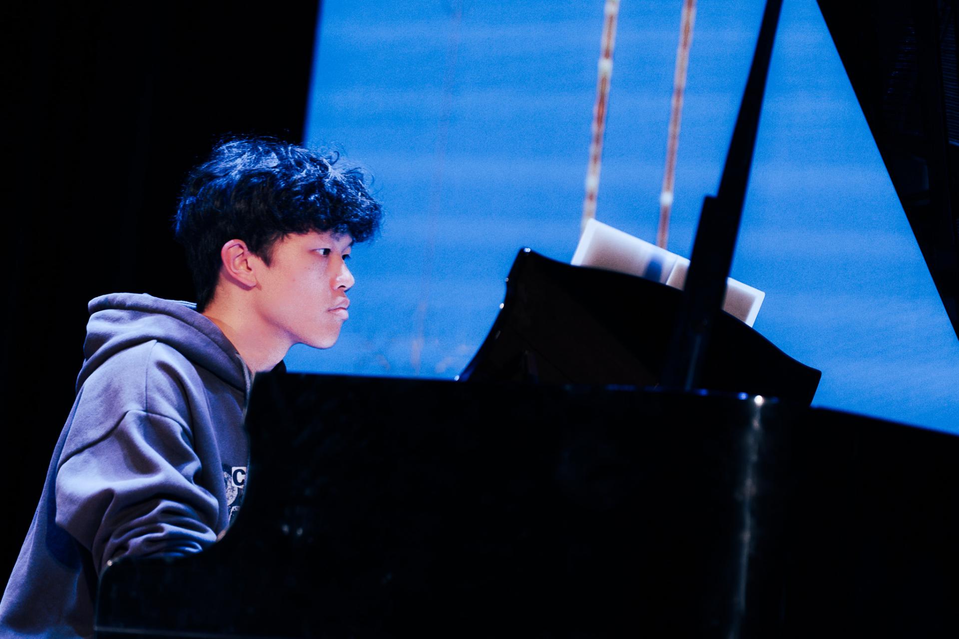 25-26 Christmas Show15 25-26 Christmas Show-15