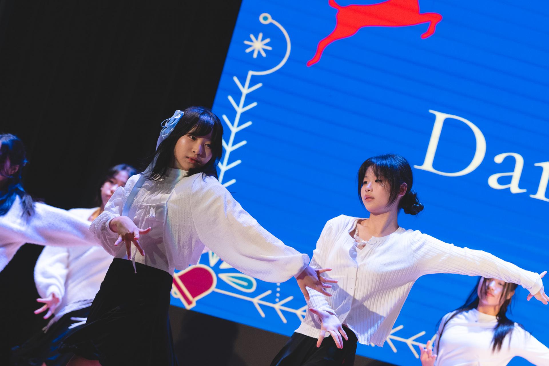 25-26 Christmas Show60 25-26 Christmas Show-60