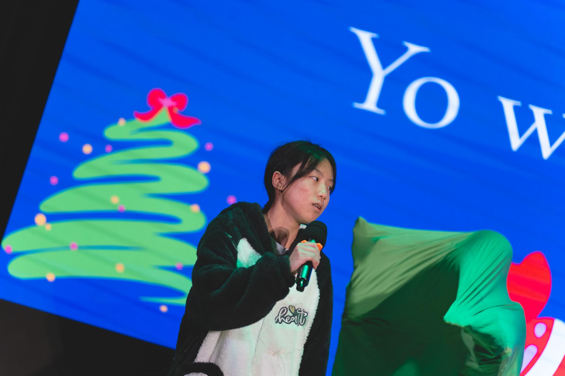 25-26 Christmas Show103 25-26 Christmas Show-103