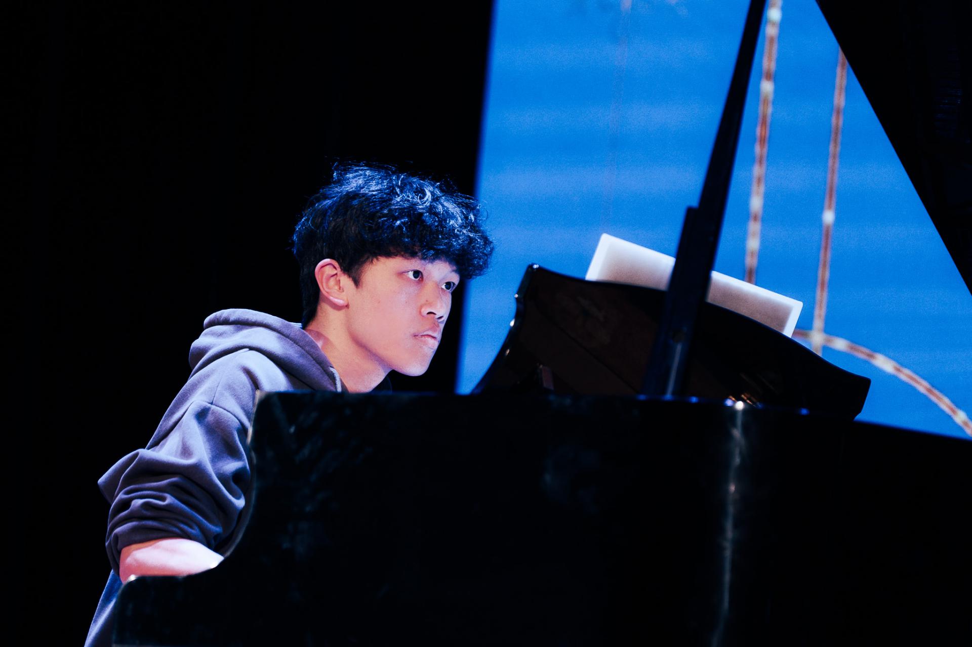 25-26 Christmas Show25 25-26 Christmas Show-25