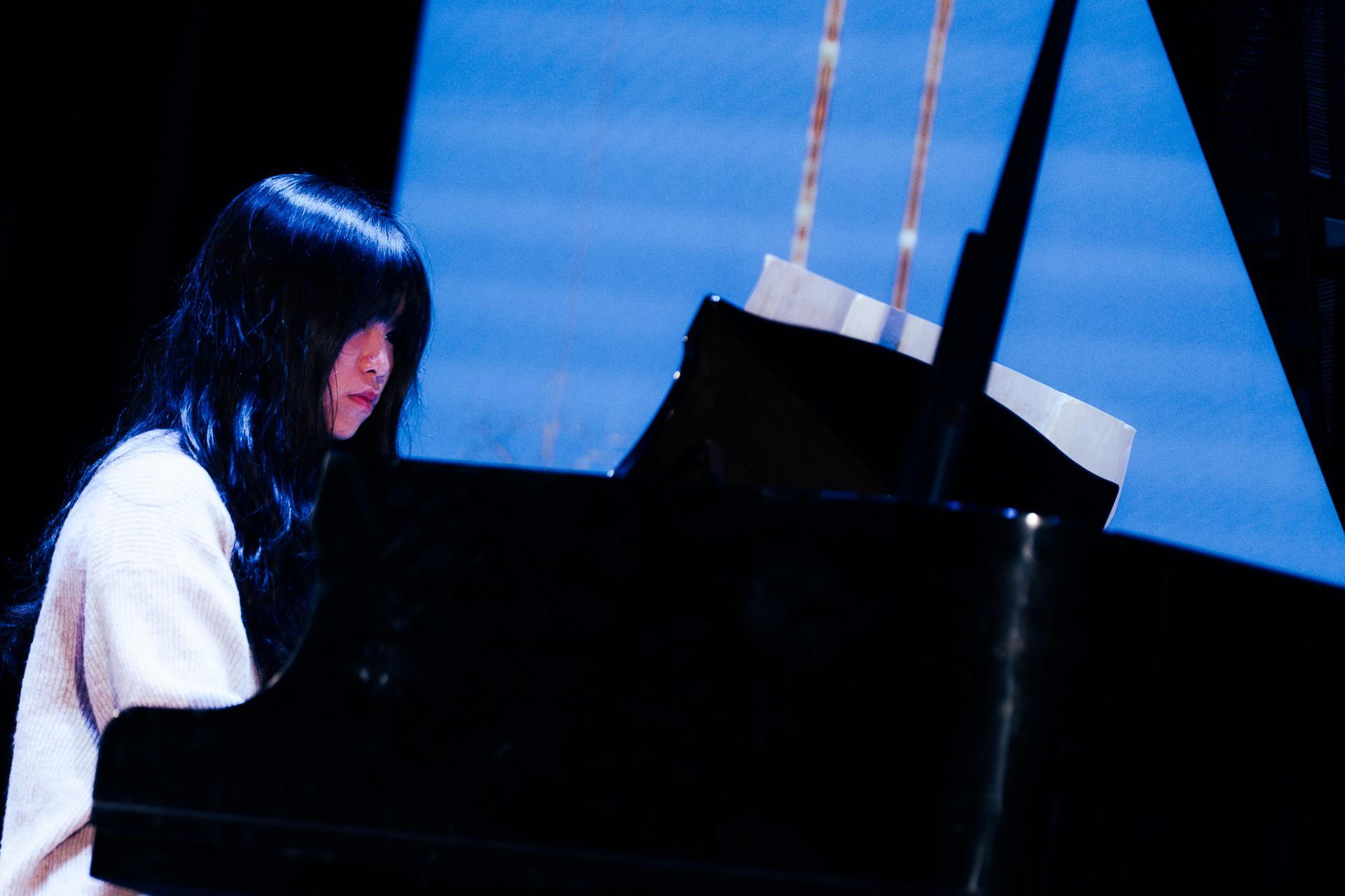 25-26 Christmas Show7 25-26 Christmas Show-7