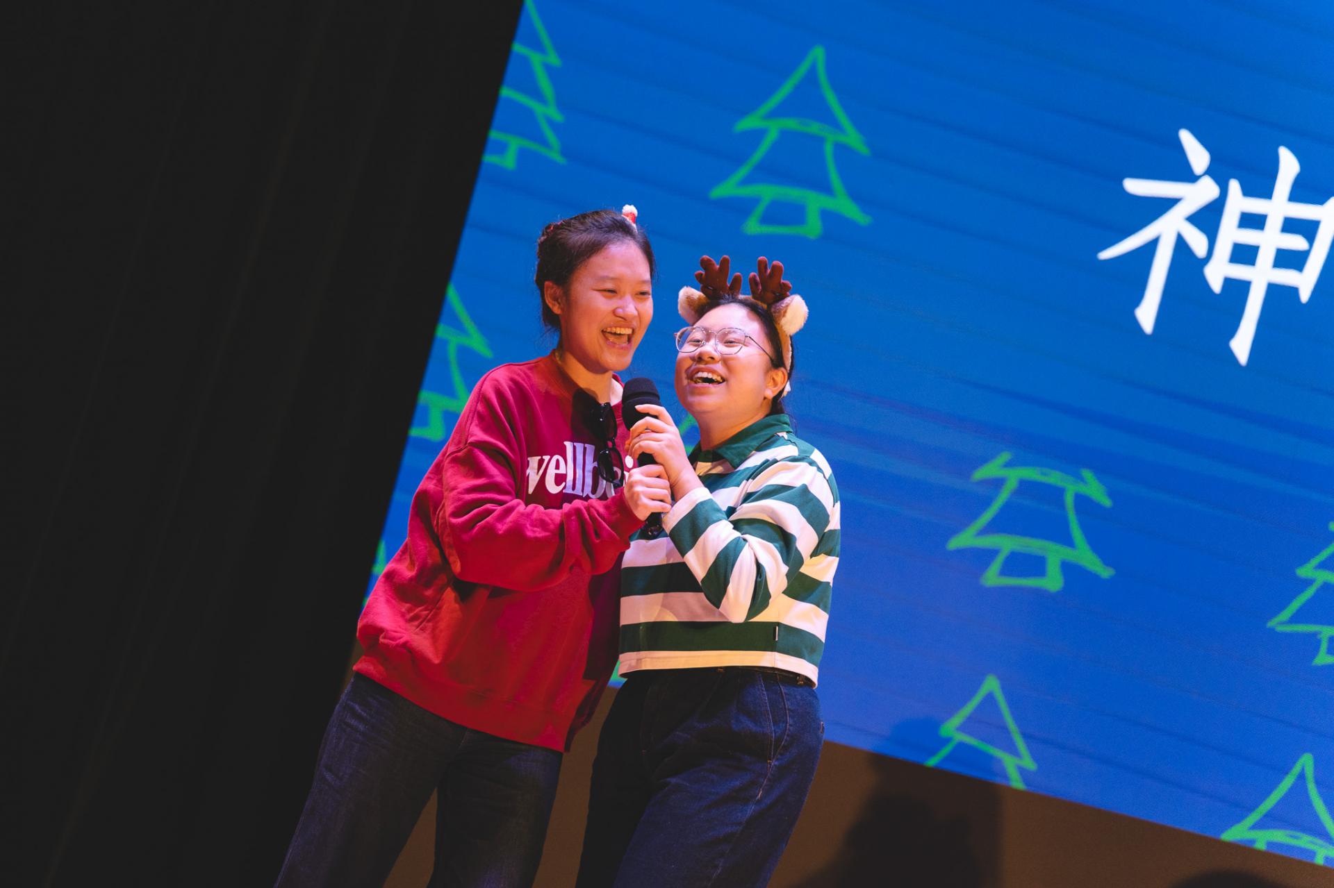 25-26 Christmas Show78 25-26 Christmas Show-78