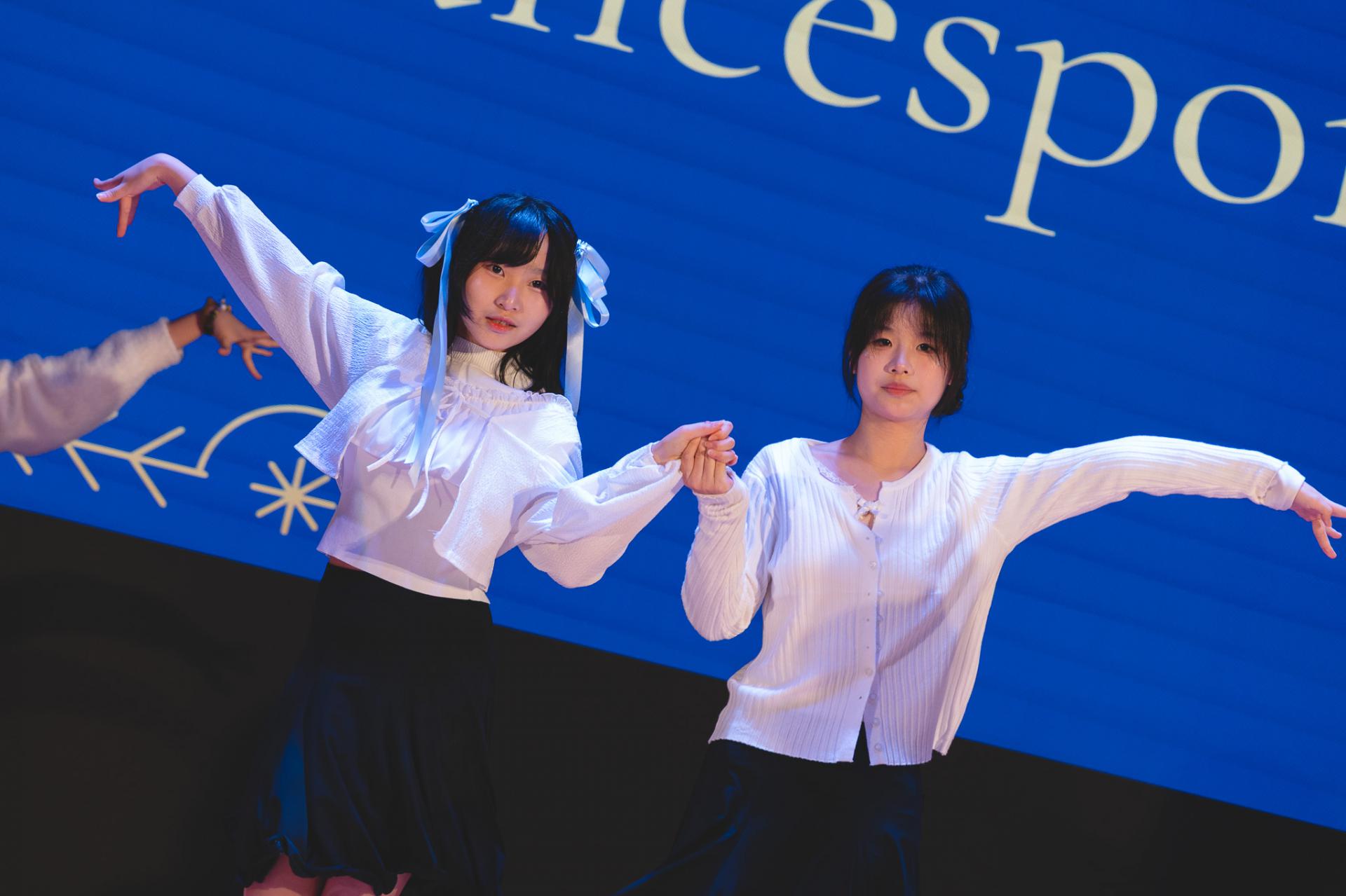 25-26 Christmas Show50 25-26 Christmas Show-50