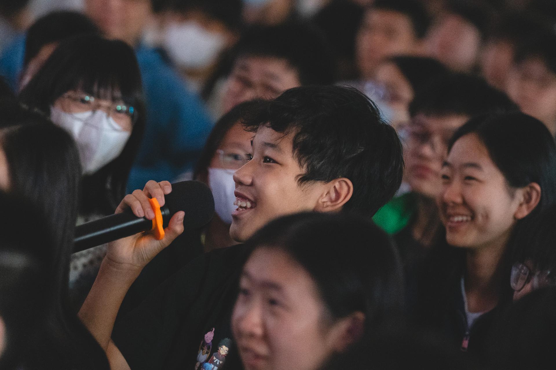 25-26 Christmas Show4 25-26 Christmas Show-4