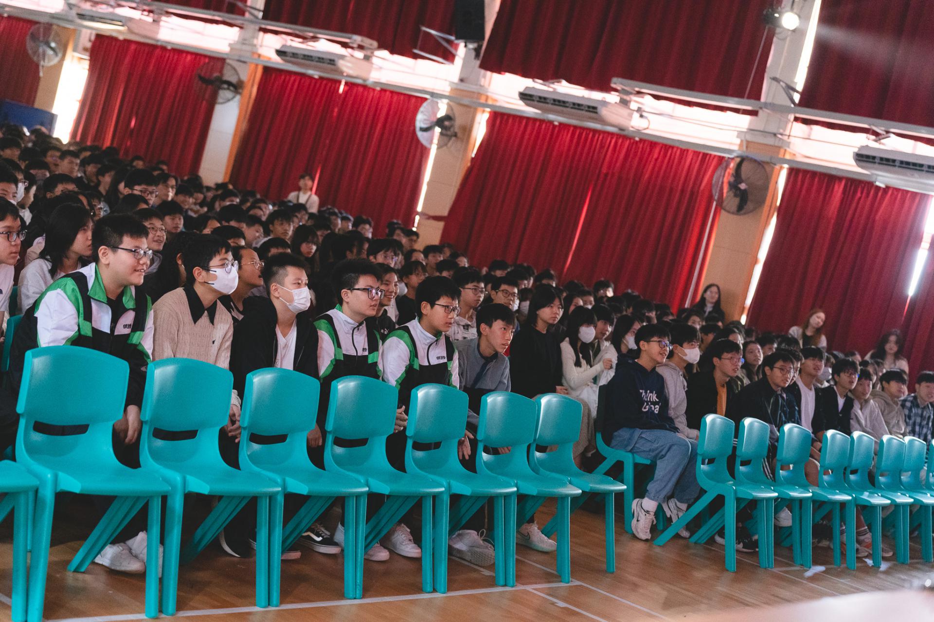 25-26 Christmas Show8 25-26 Christmas Show-8