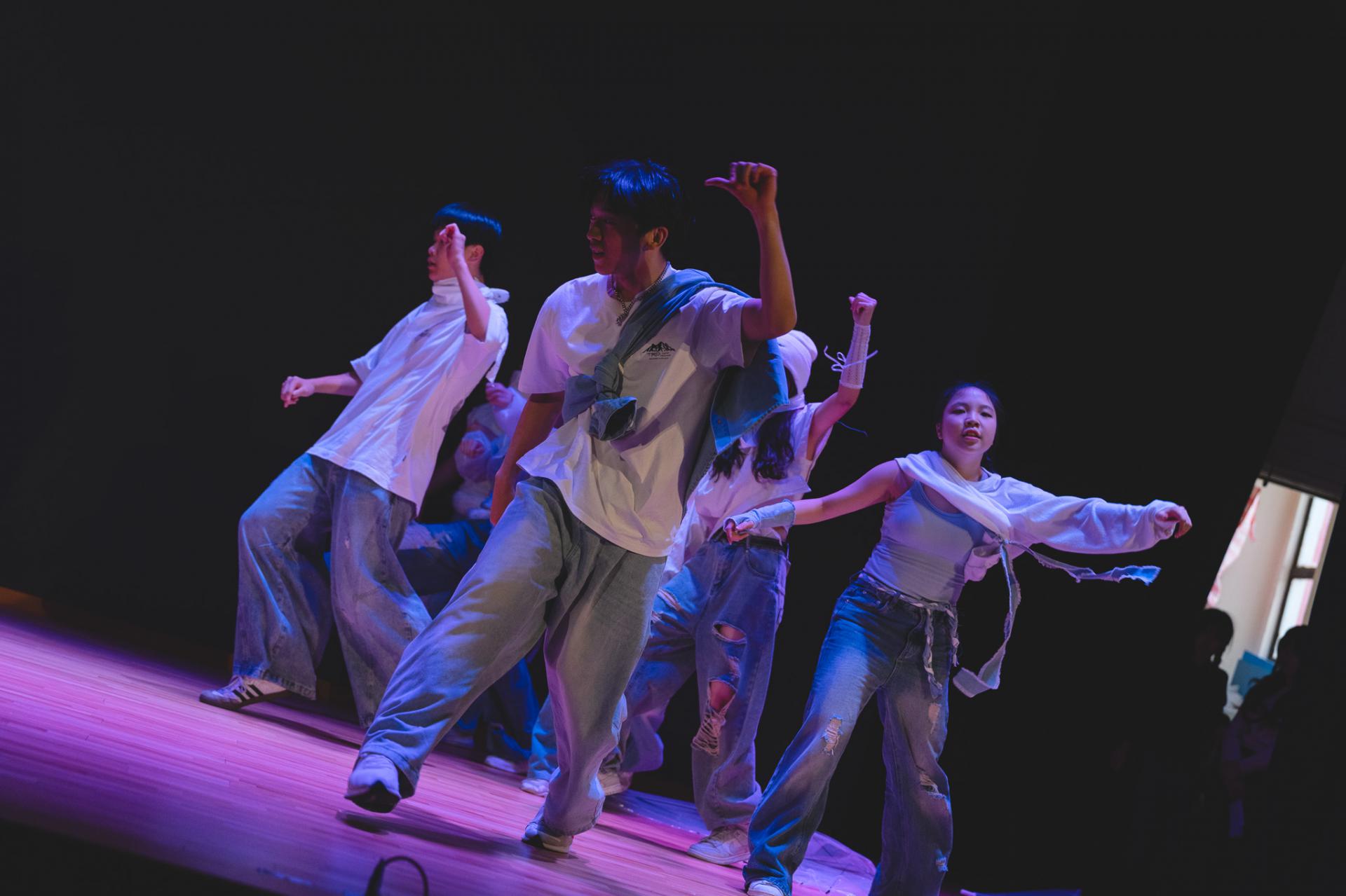 25-26 Christmas Show125 25-26 Christmas Show-125