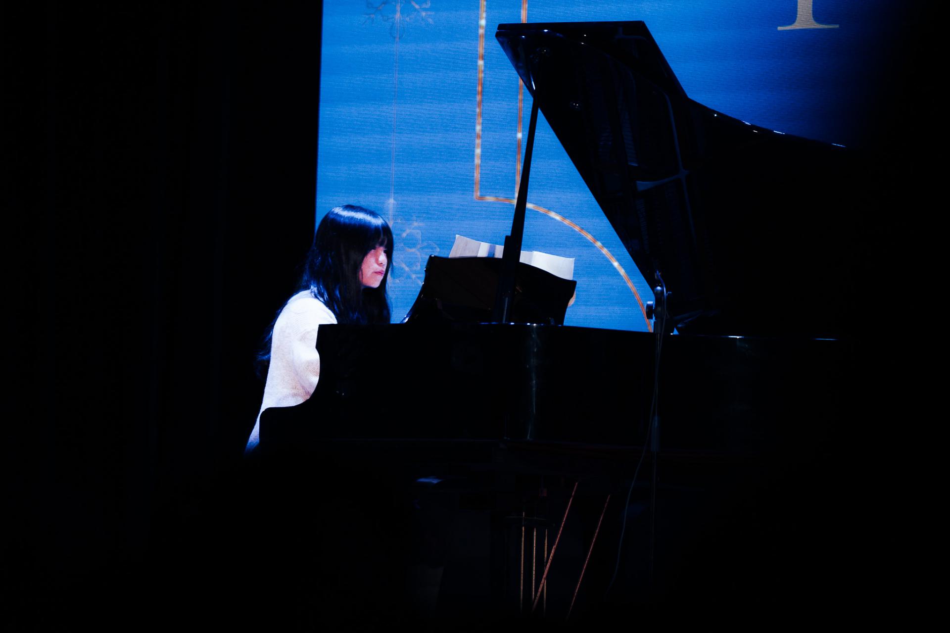 25-26 Christmas Show14 25-26 Christmas Show-14