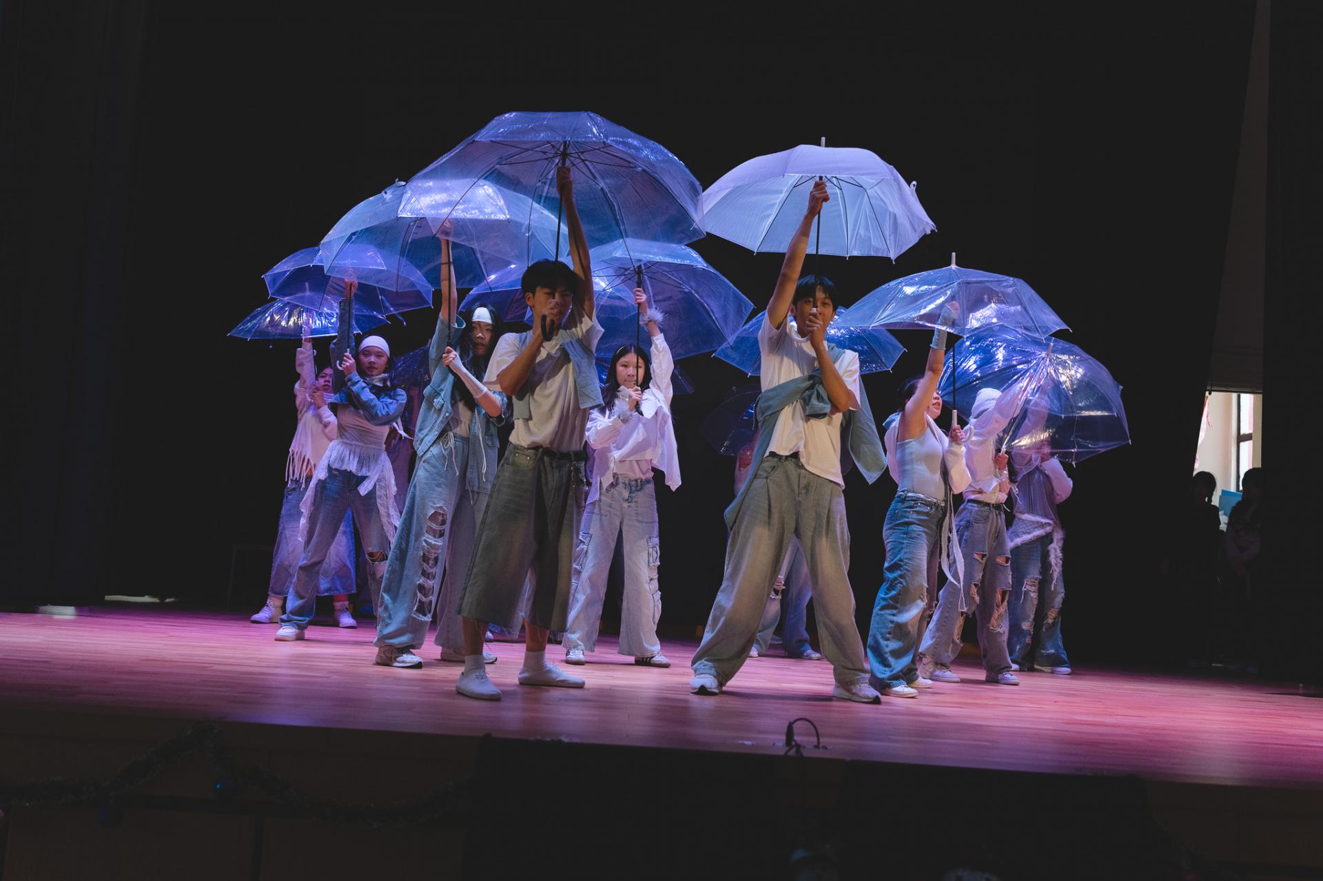 25-26 Christmas Show130 25-26 Christmas Show-130