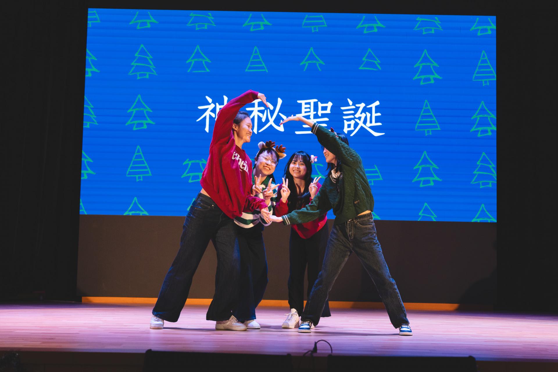 25-26 Christmas Show80 25-26 Christmas Show-80