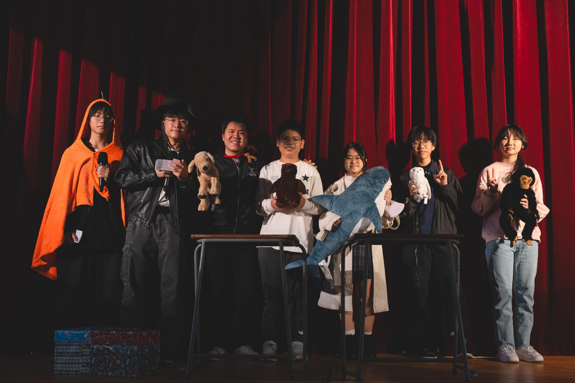 25-26 Christmas Show95 25-26 Christmas Show-95