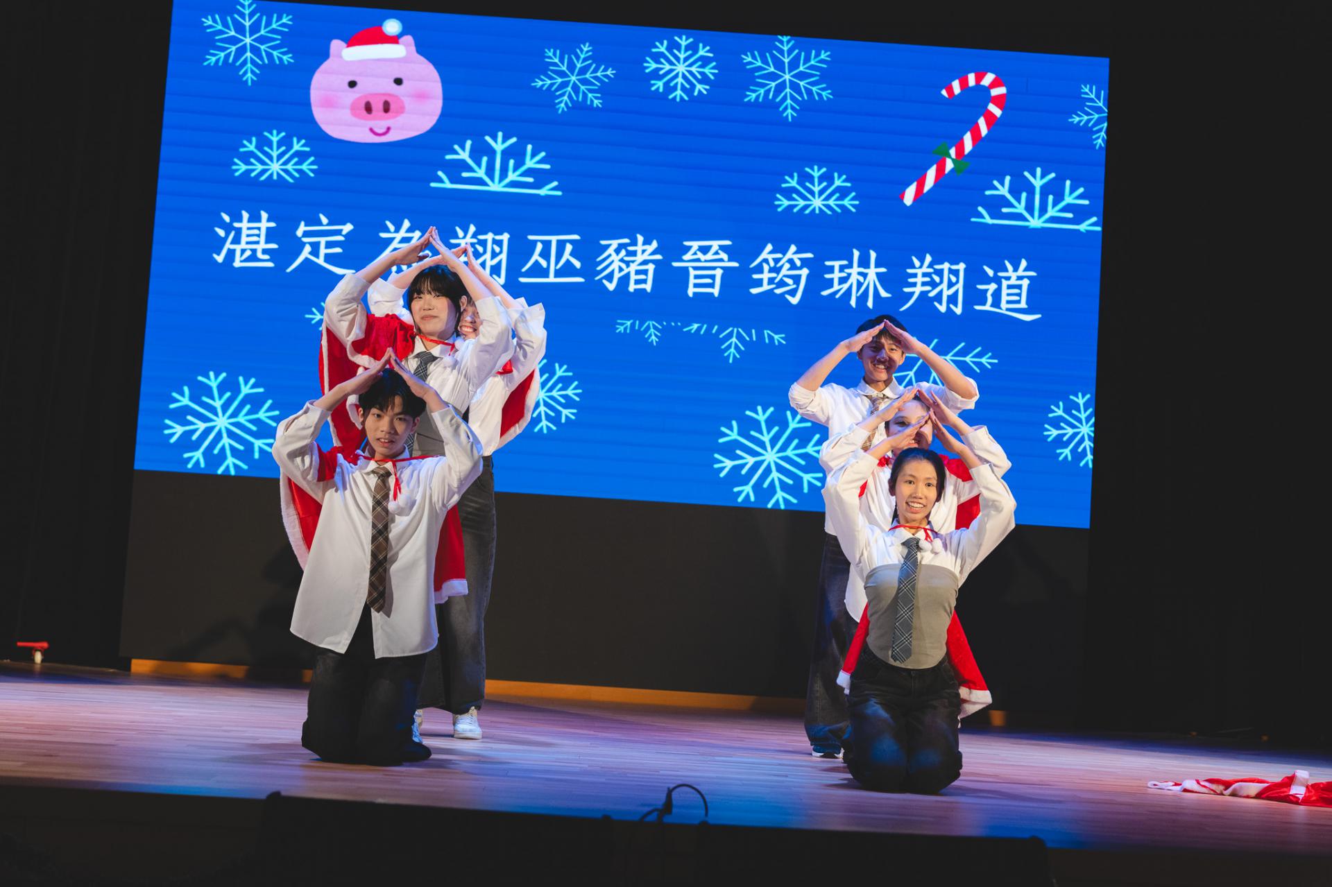 25-26 Christmas Show84 25-26 Christmas Show-84